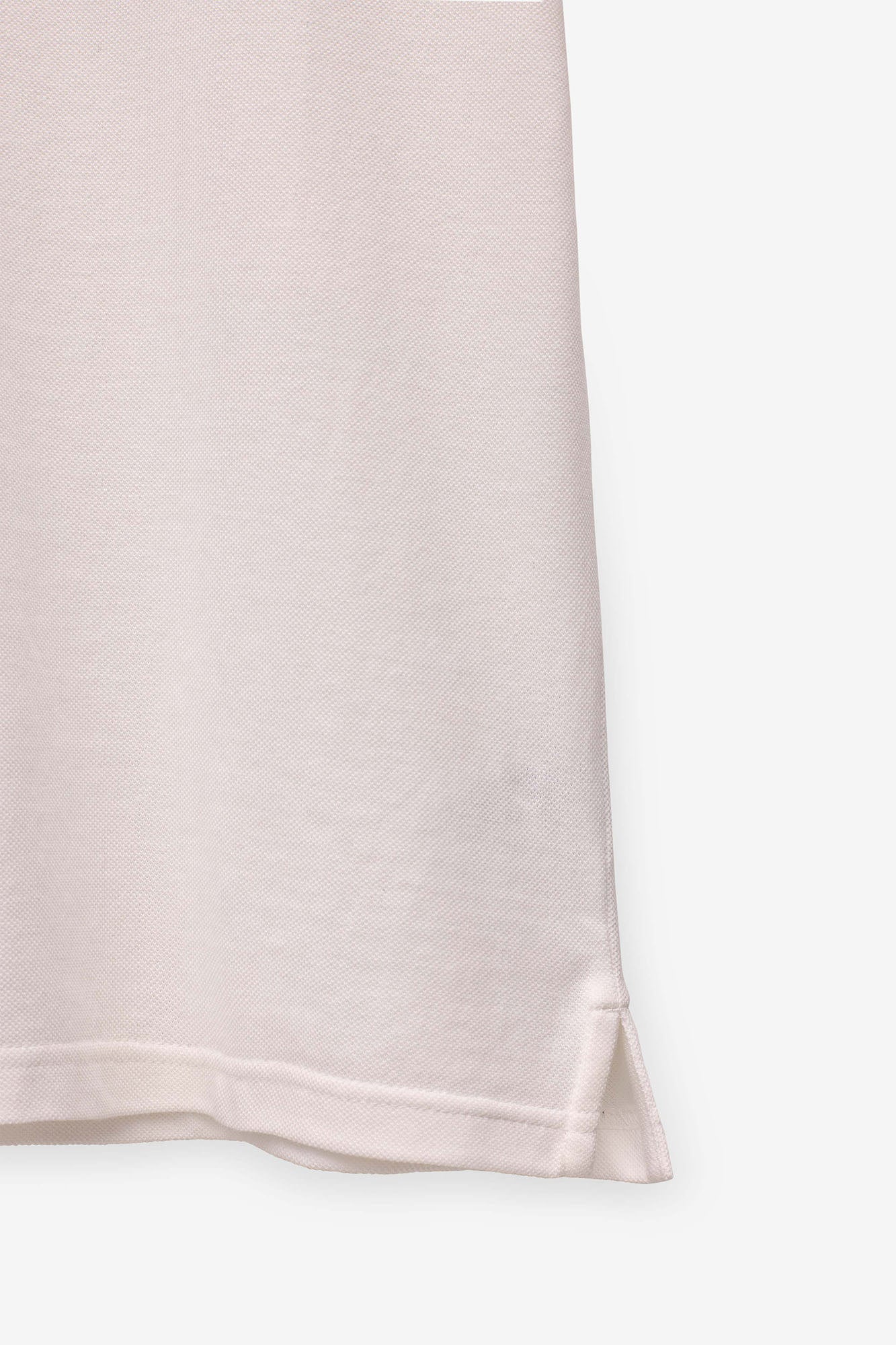 POLO COM RISCAS NA GOLA