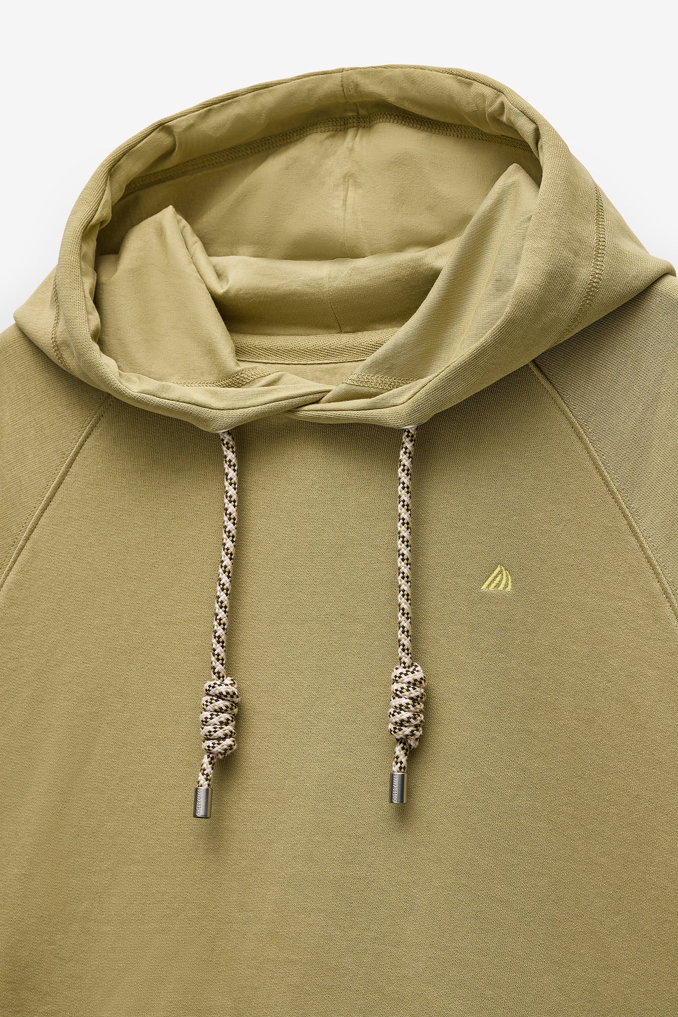 SWEATSHIRT CAPUZ E LOGO EM CONTRASTE
