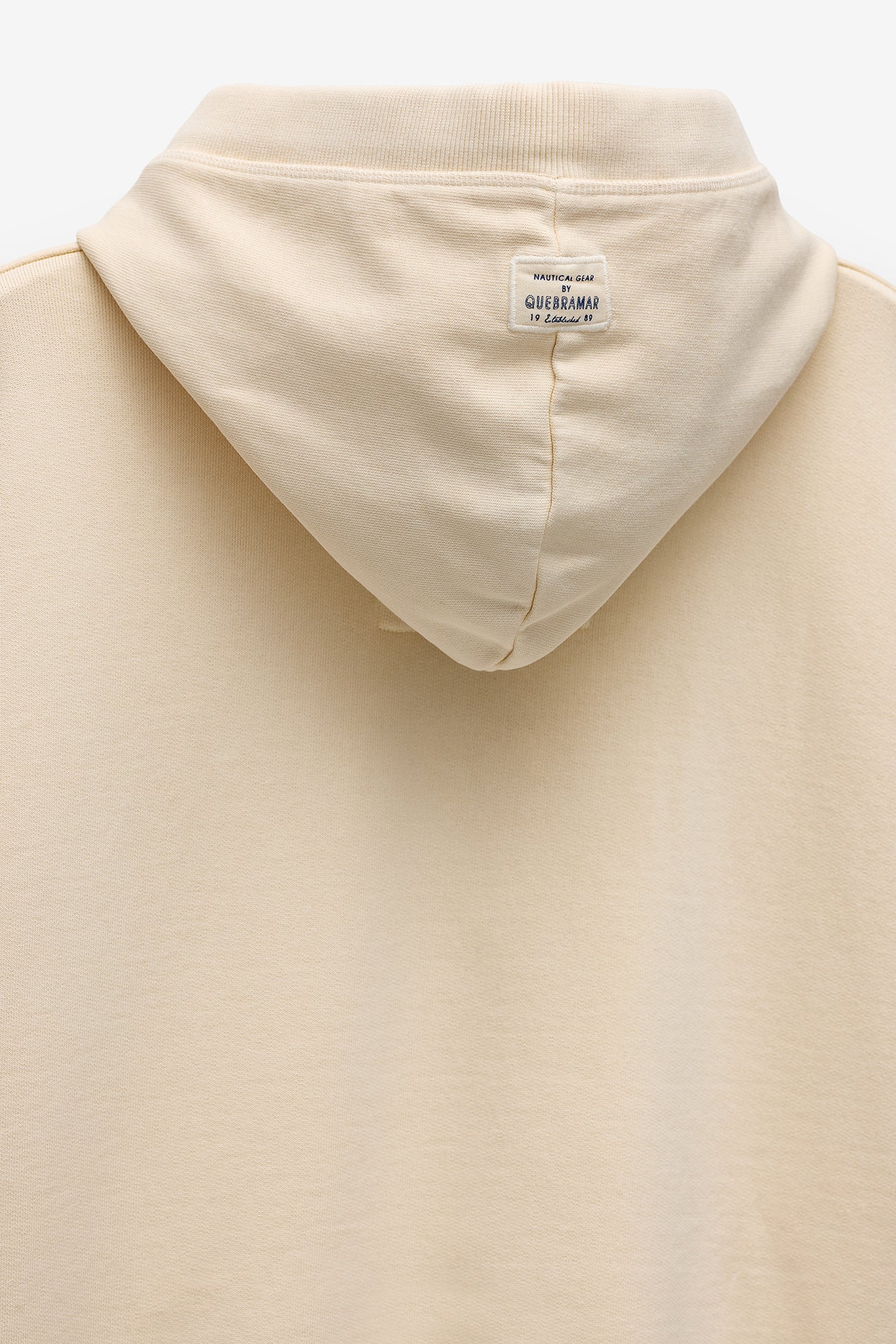 SWEATSHIRT COM CAPUZ COM BORDADO QUEBRAMAR