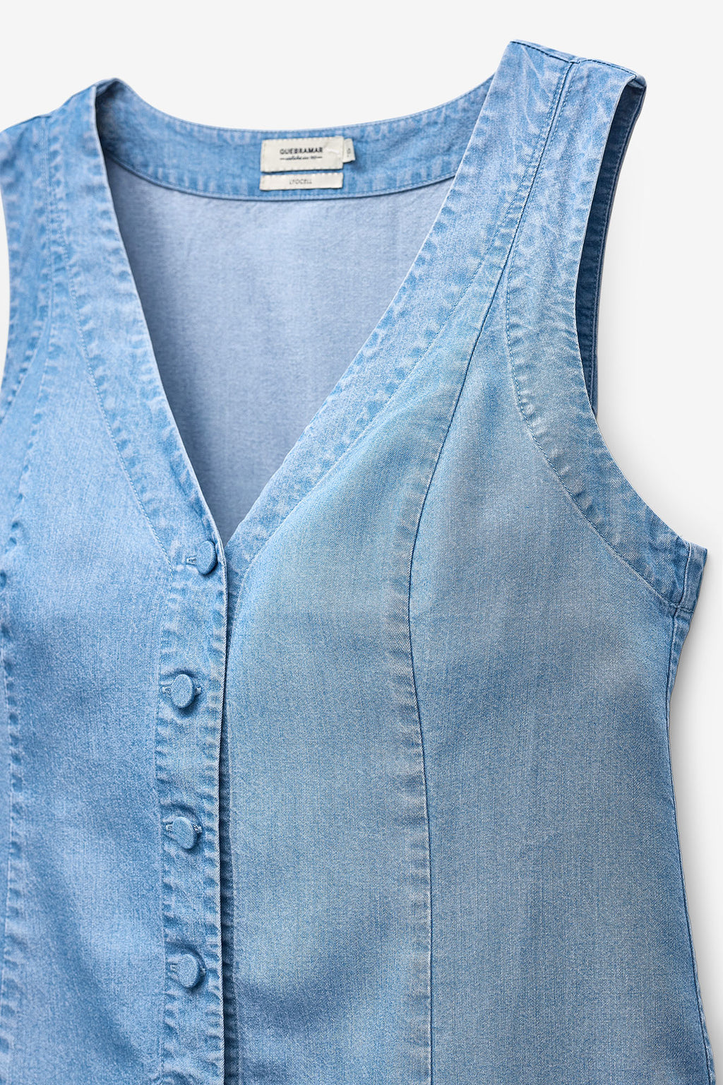 TOP COM BOTÕES EM CHAMBRAY