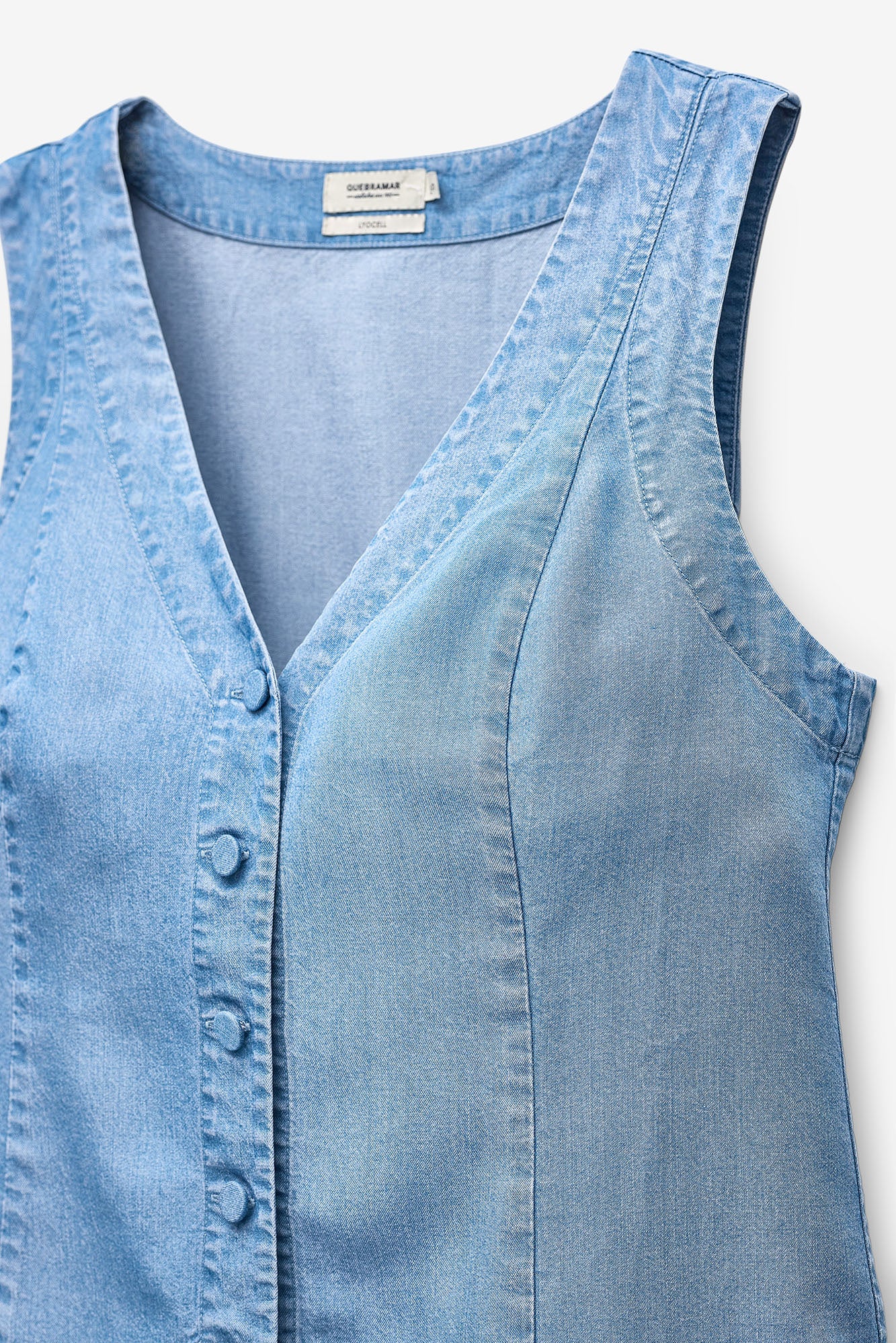 TOP COM BOTÕES EM CHAMBRAY