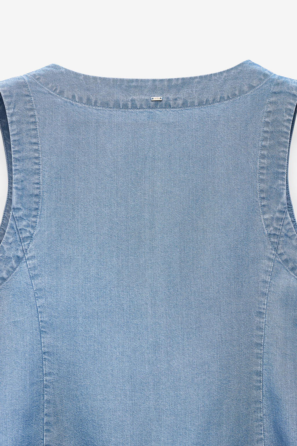 TOP COM BOTÕES EM CHAMBRAY
