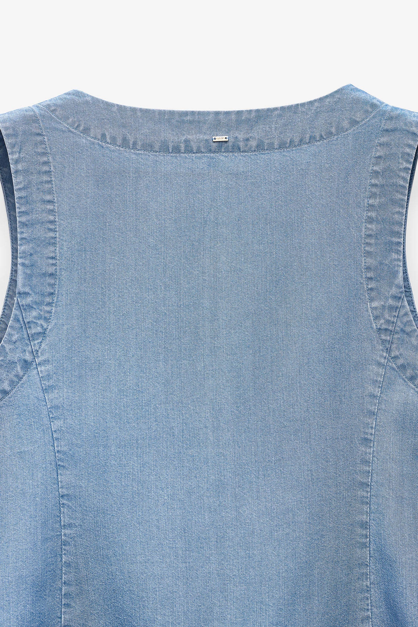 TOP COM BOTÕES EM CHAMBRAY