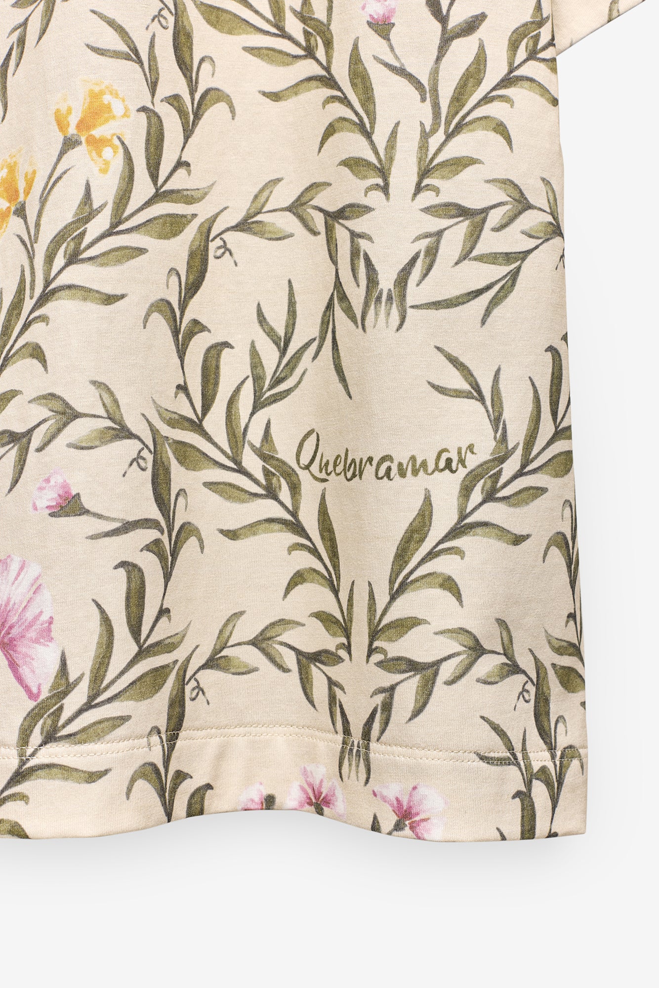 T-SHIRT ESTAMPADA COM BOTÕES