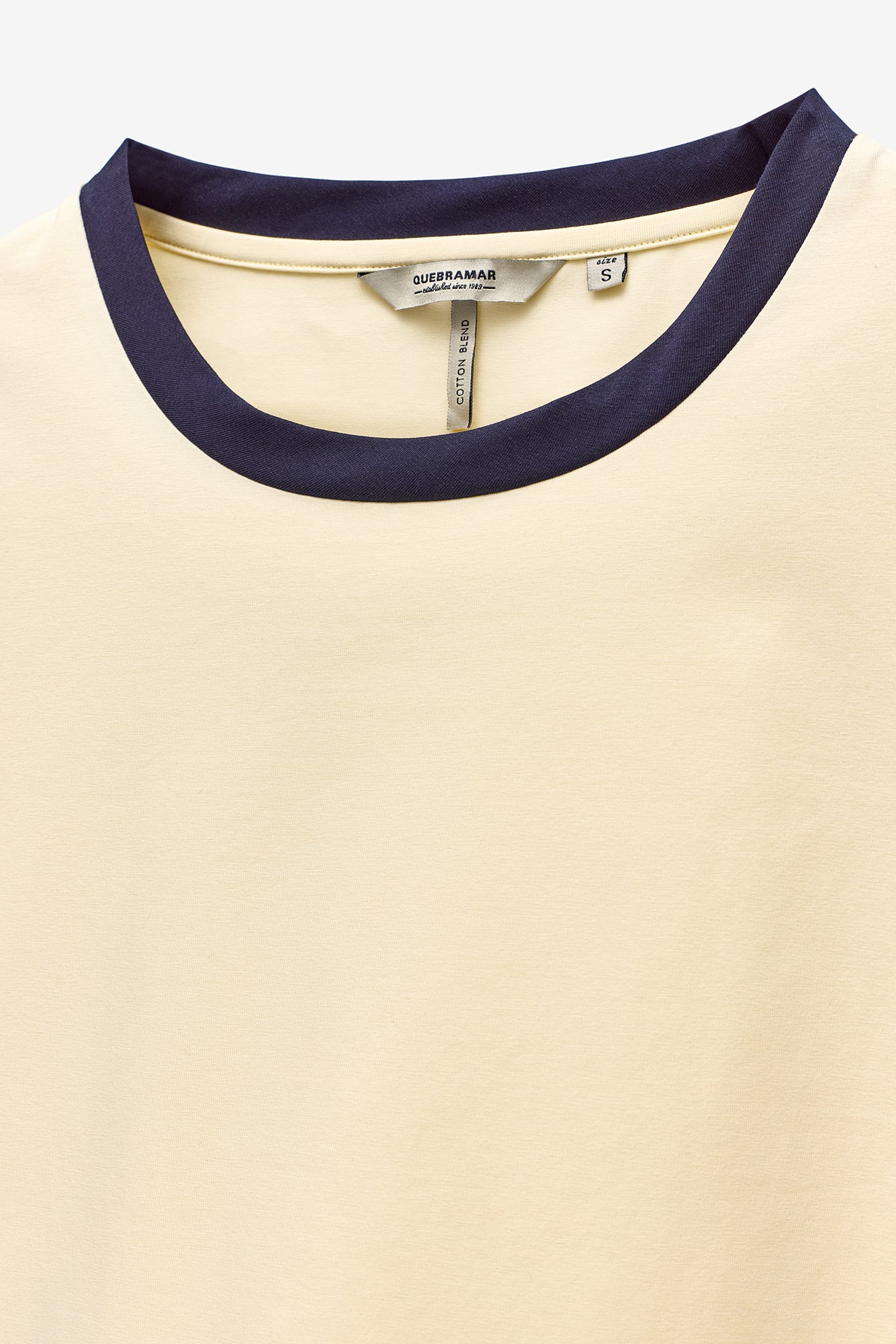 T SHIRT COM CÓS E PUNHOS EM CONTRASTE