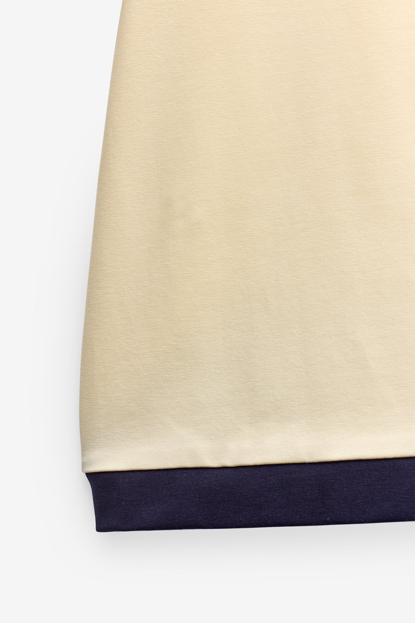 T SHIRT COM CÓS E PUNHOS EM CONTRASTE