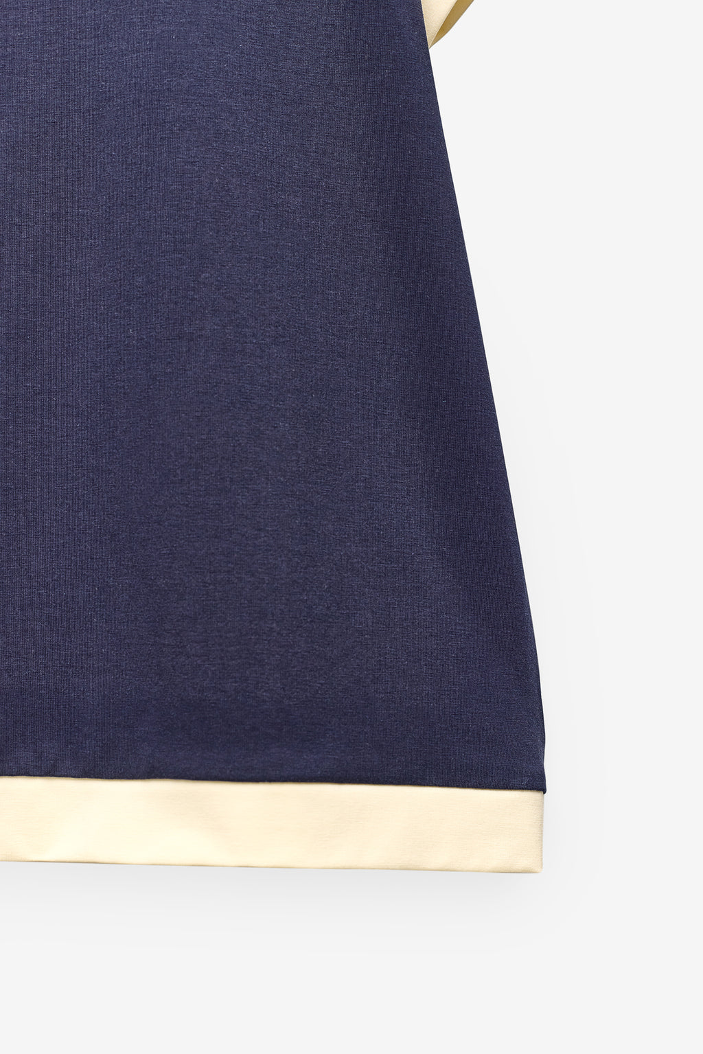 T-SHIRT COM CÓS E PUNHOS EM CONTRASTE