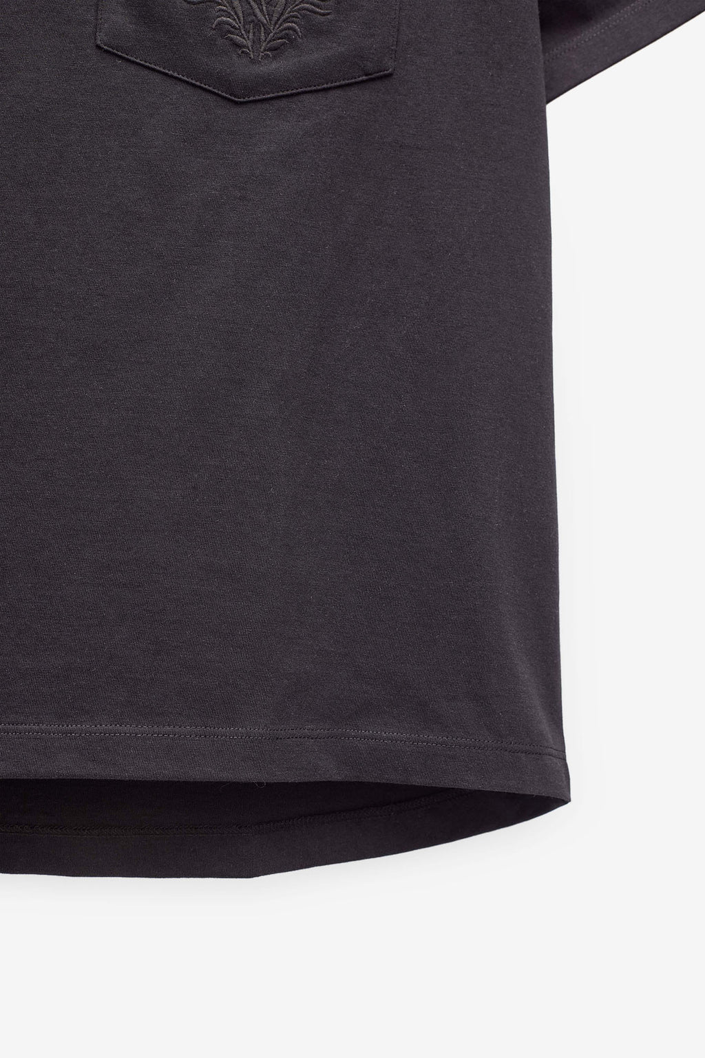 CAMISETA CON BOLSILLO BORDADO