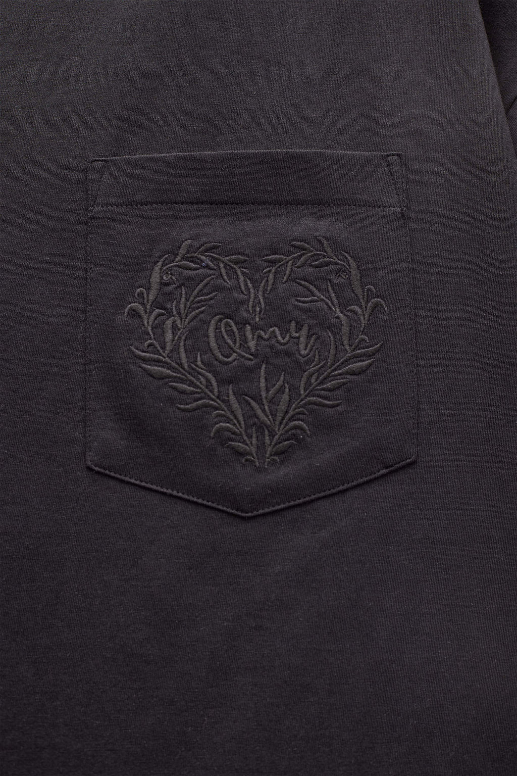 CAMISETA CON BOLSILLO BORDADO