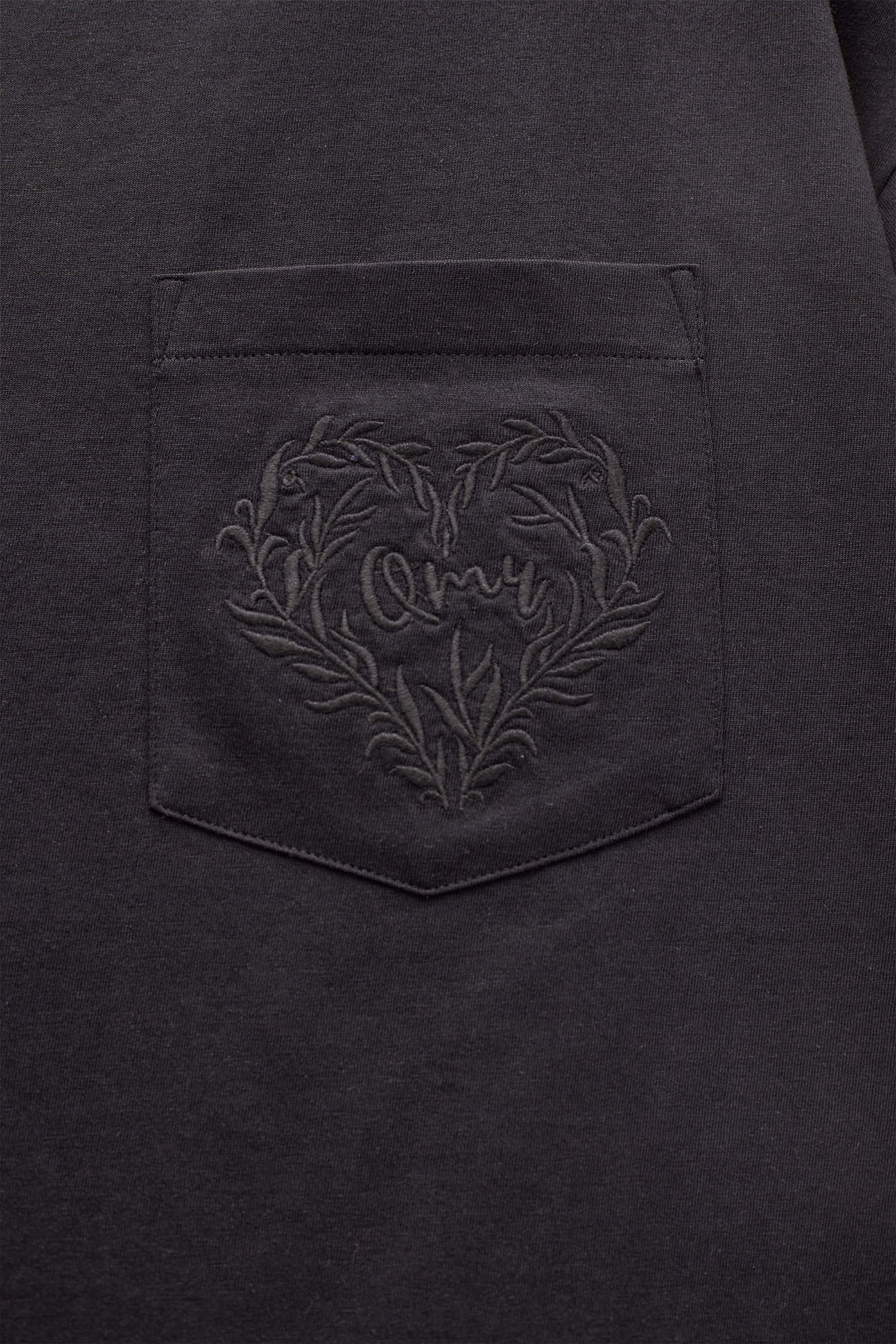T-SHIRT COM BOLSO BORDADO