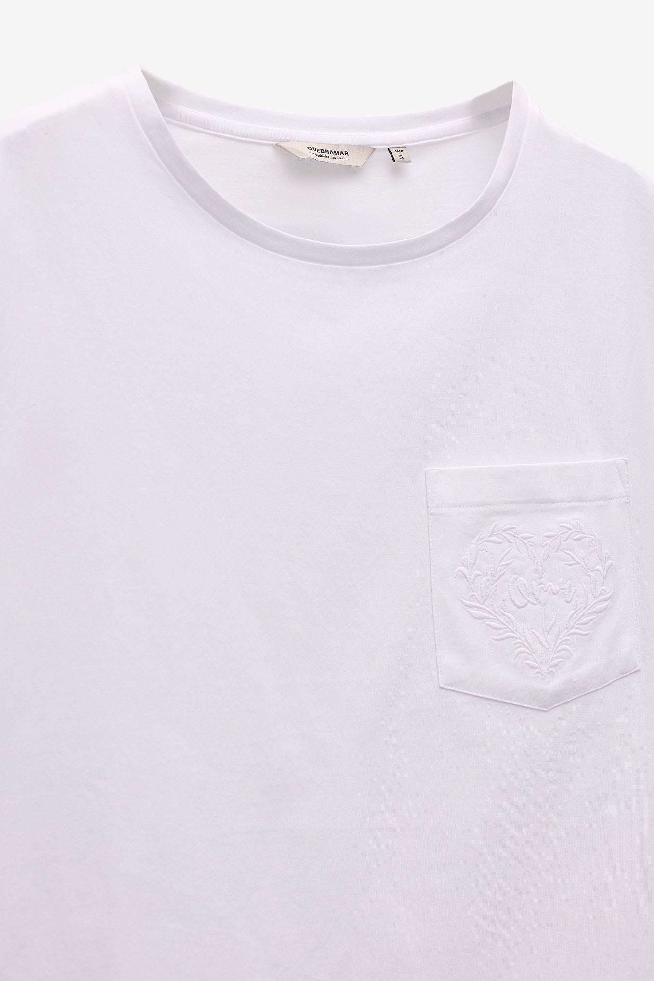 T-SHIRT COM BOLSO BORDADO