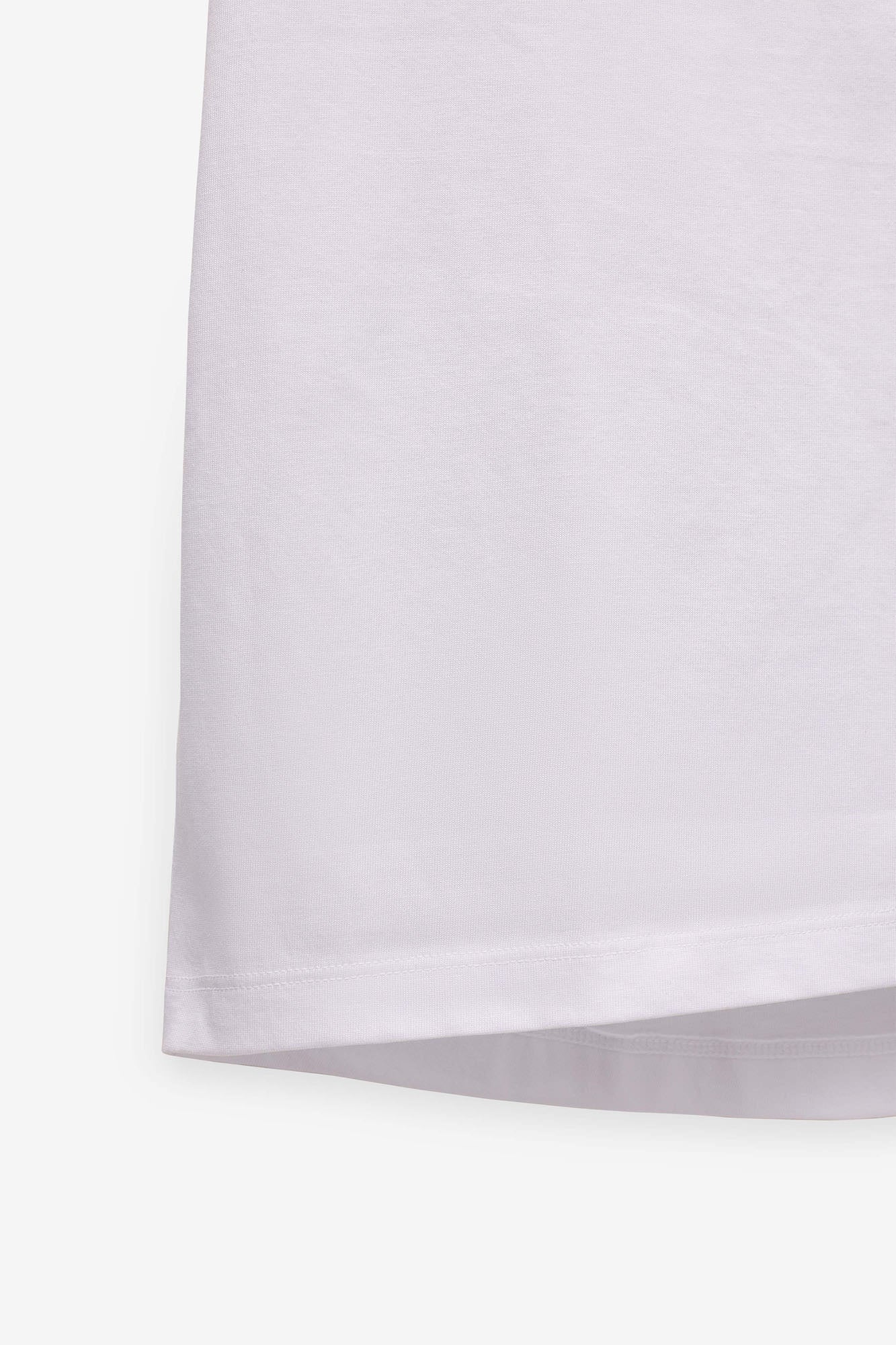 T-SHIRT COM BOLSO BORDADO