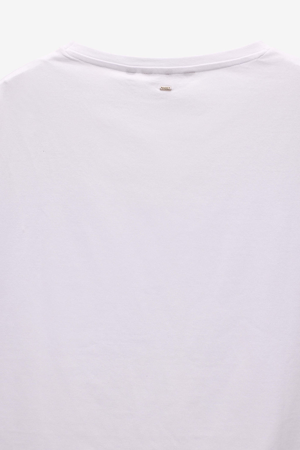 T-SHIRT COM BOLSO BORDADO