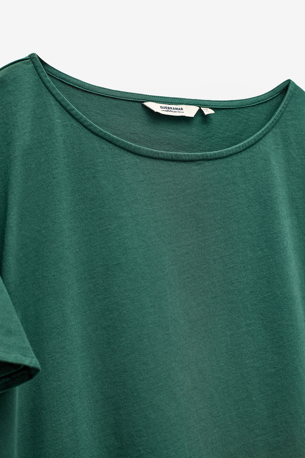 T-SHIRT COM FOLHO NA MANGA
