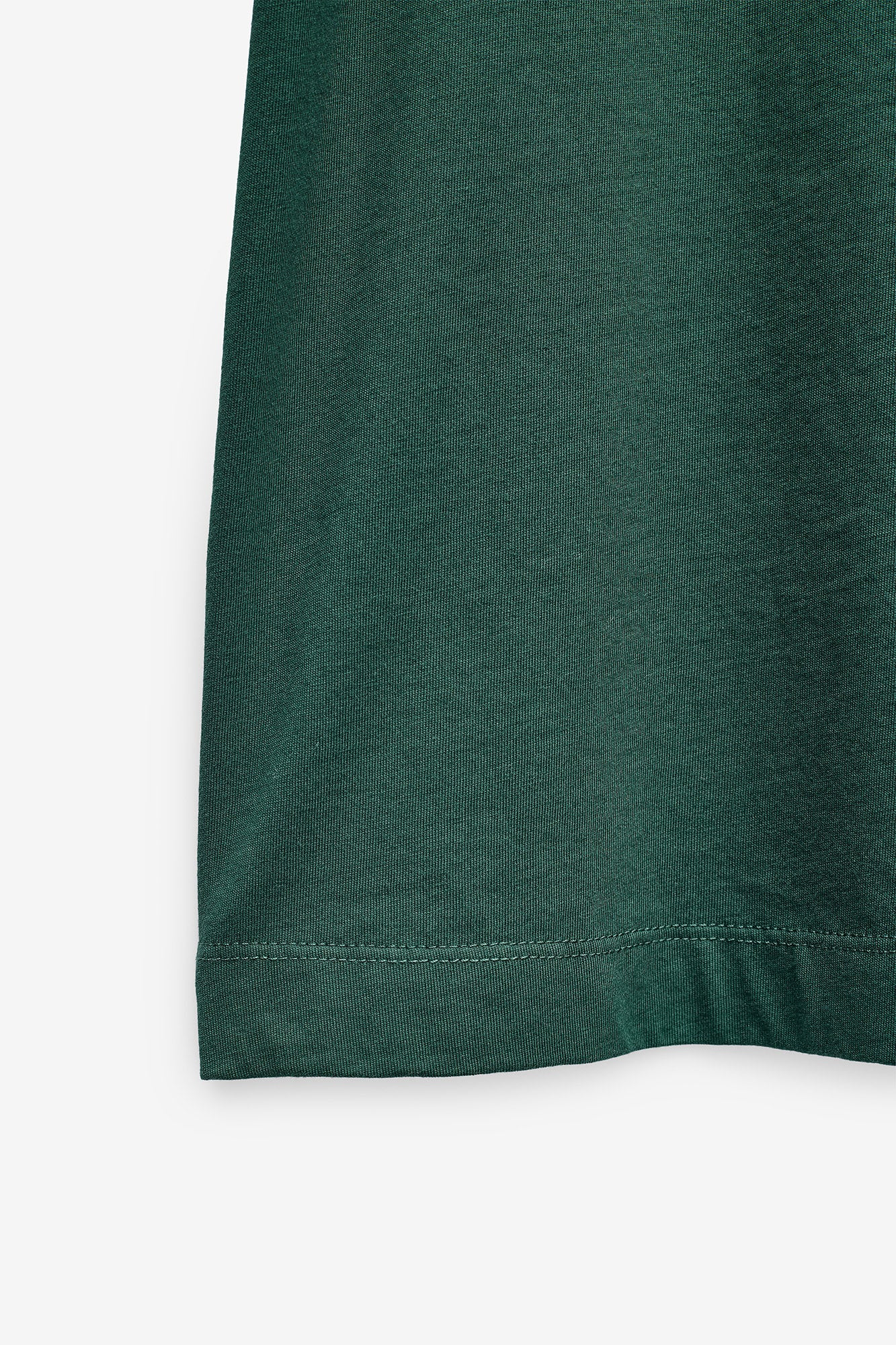 T-SHIRT COM FOLHO NA MANGA