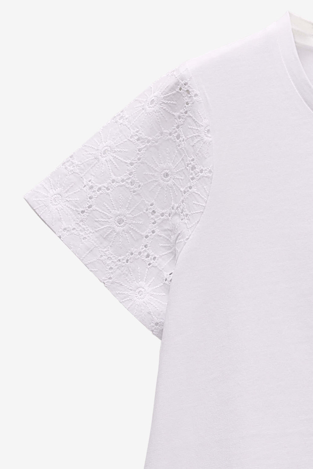 T-SHIRT COM APLICAÇÕES DE RENDA