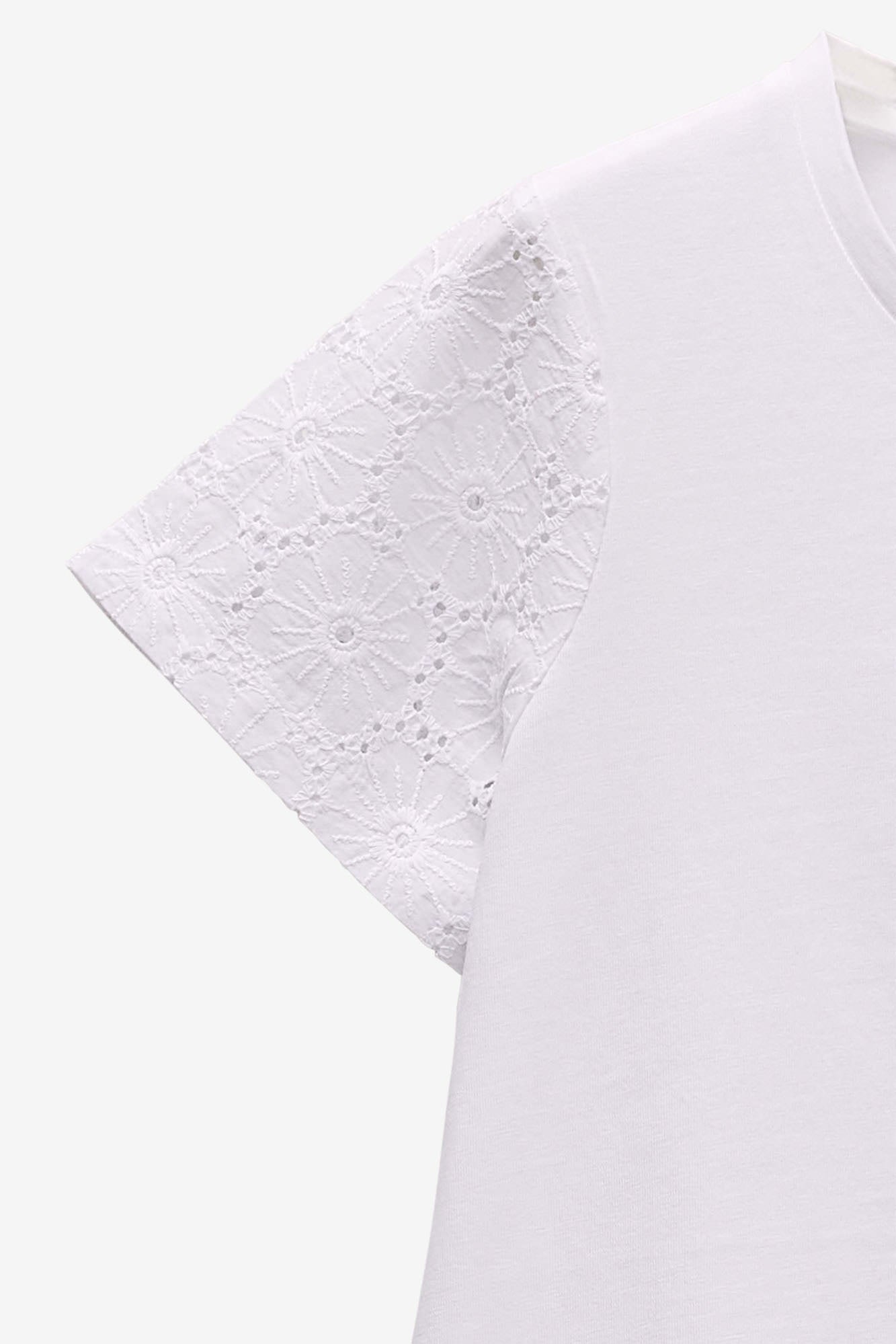 T-SHIRT COM APLICAÇÕES DE RENDA