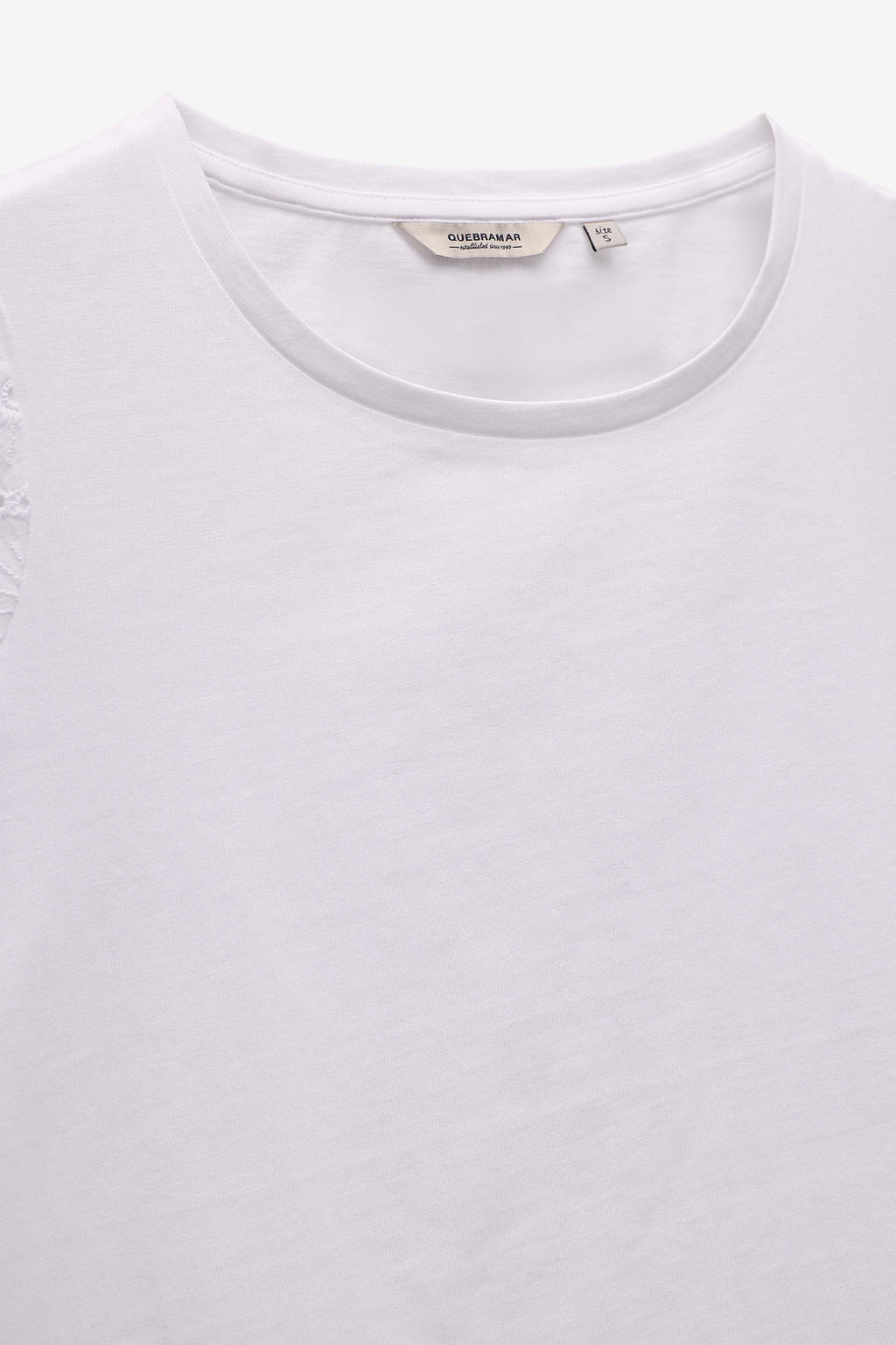 T-SHIRT COM APLICAÇÕES DE RENDA