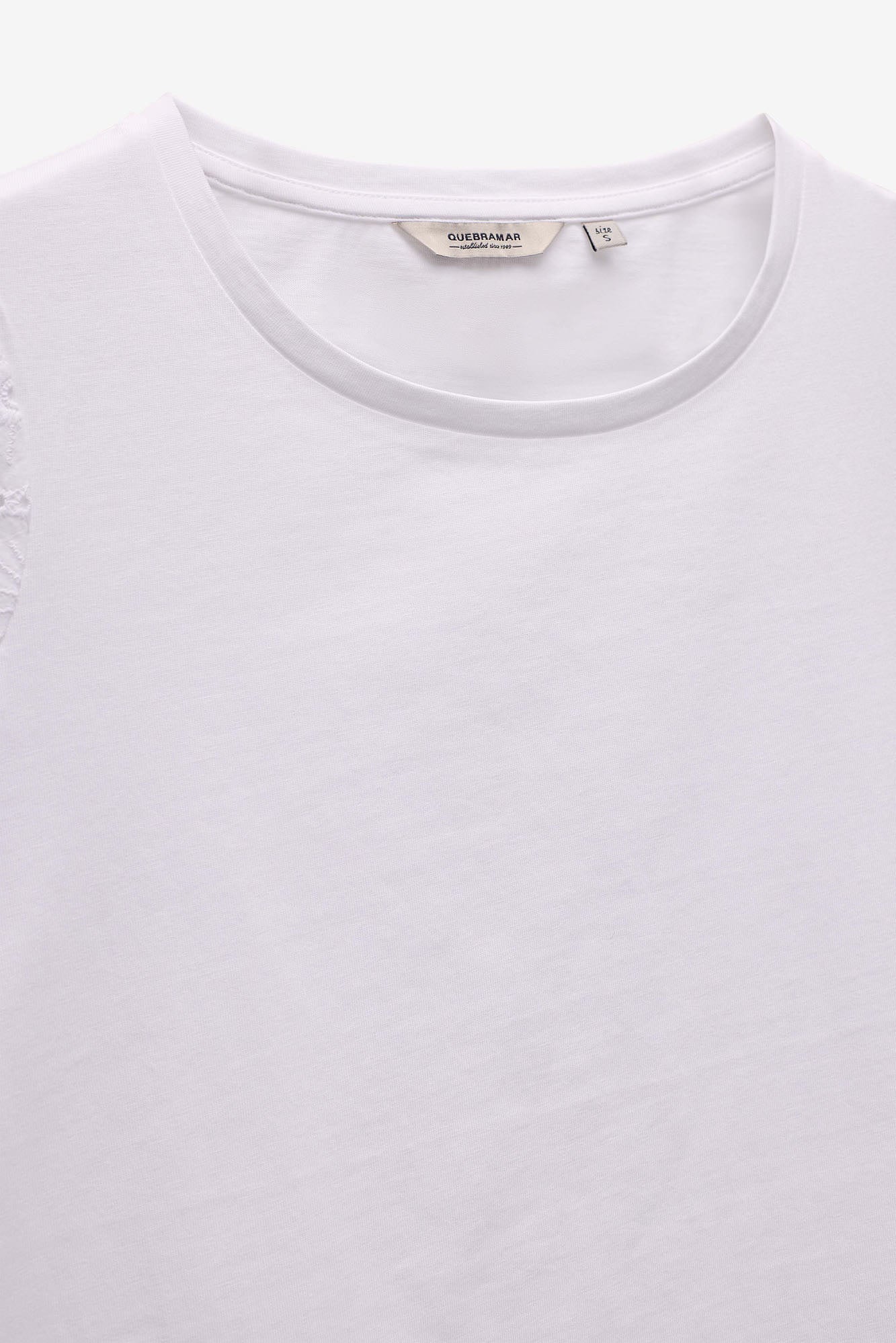 T-SHIRT COM APLICAÇÕES DE RENDA