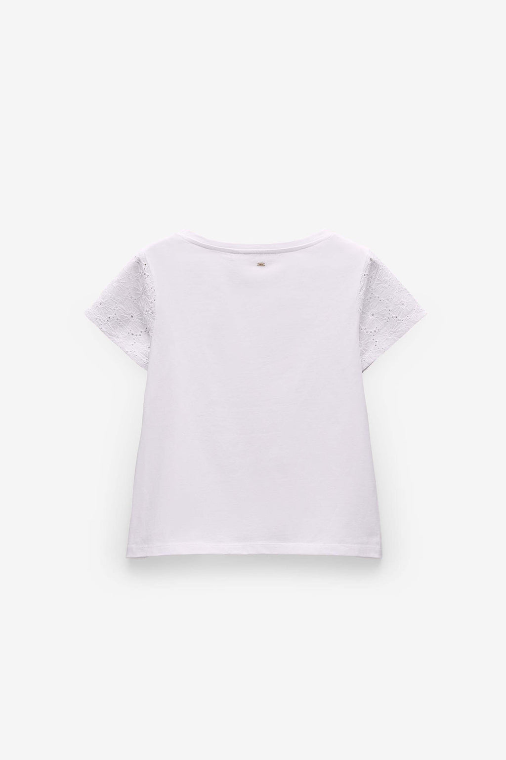 T-SHIRT COM APLICAÇÕES DE RENDA