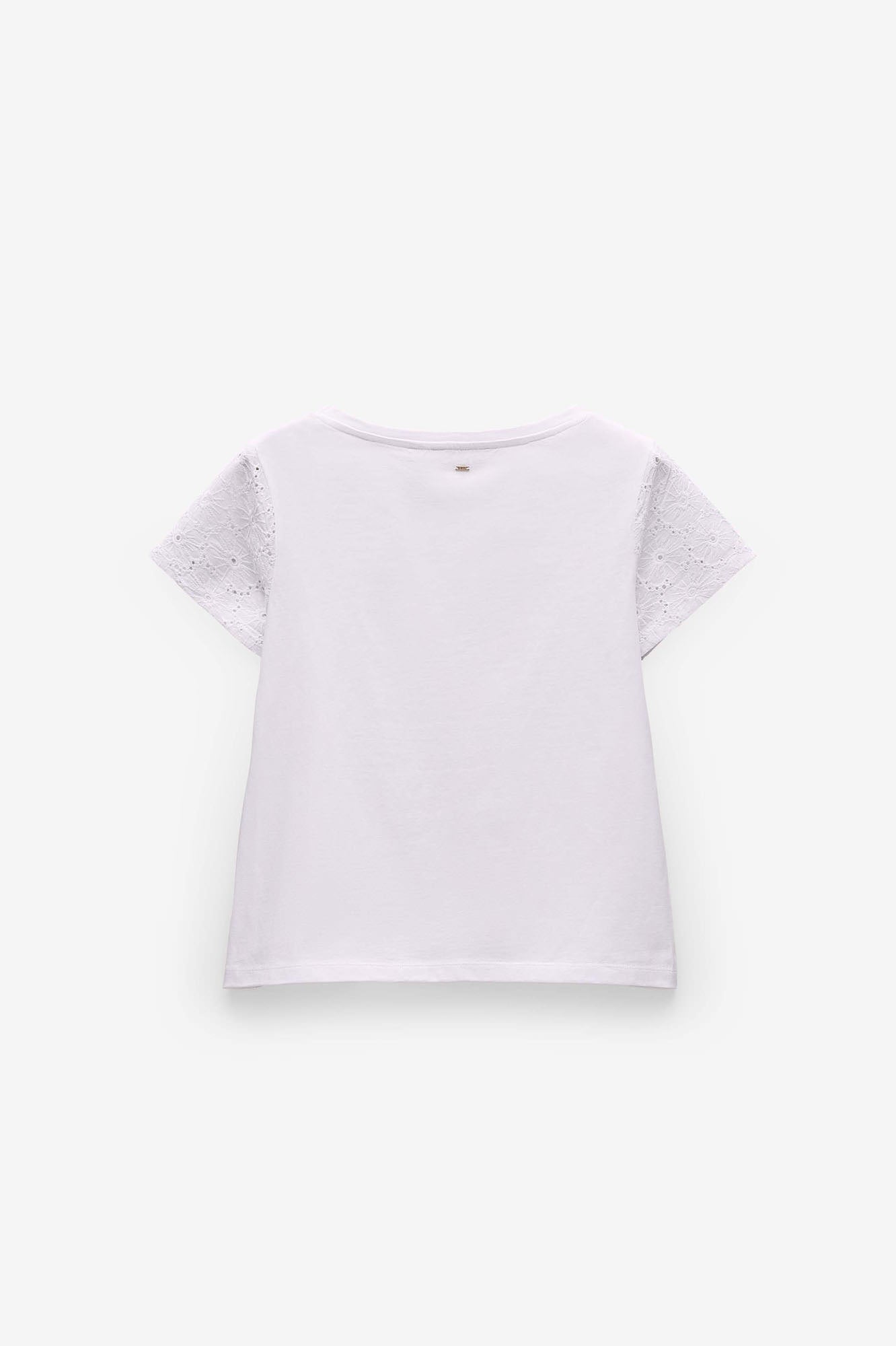 T-SHIRT COM APLICAÇÕES DE RENDA