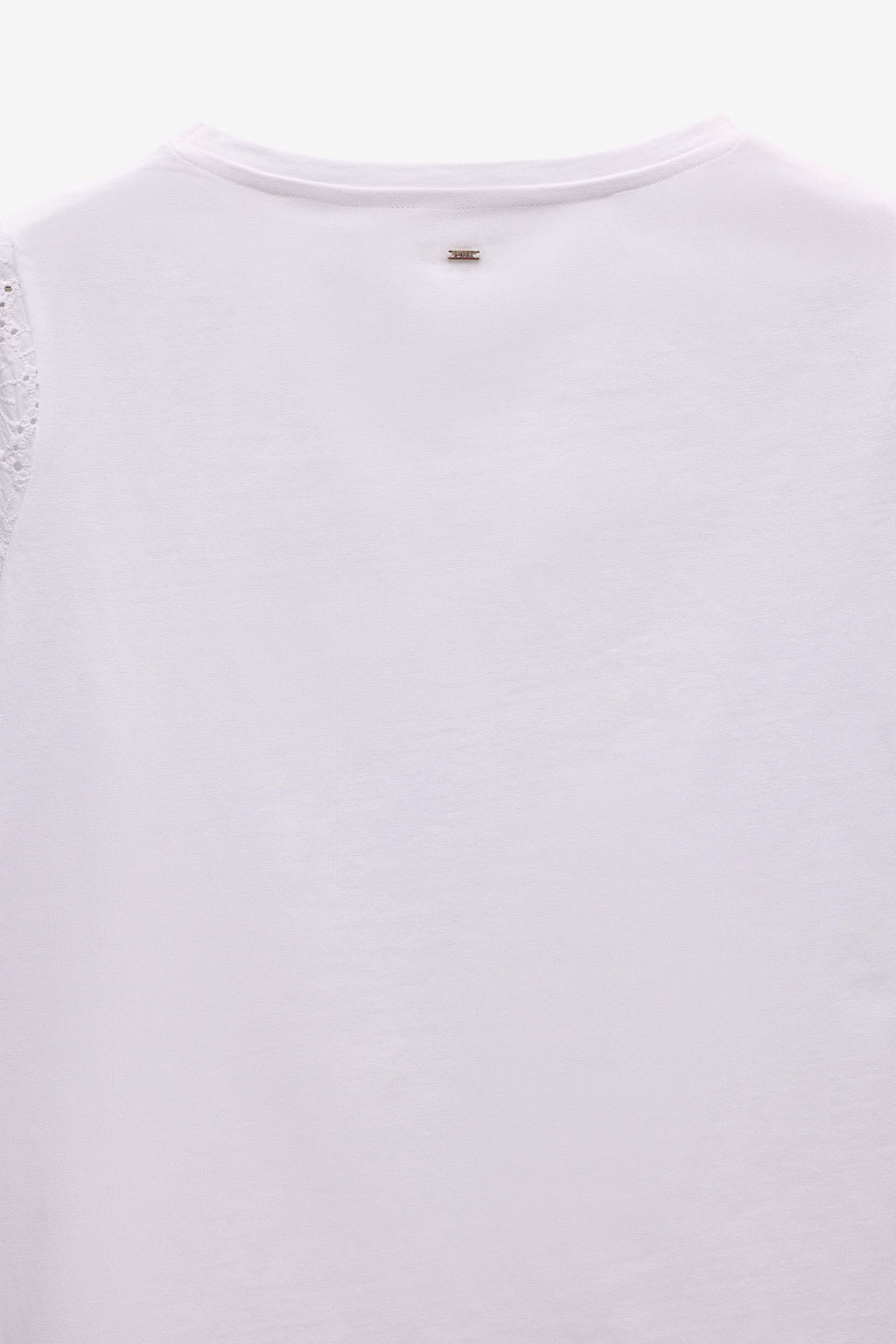 T-SHIRT COM APLICAÇÕES DE RENDA