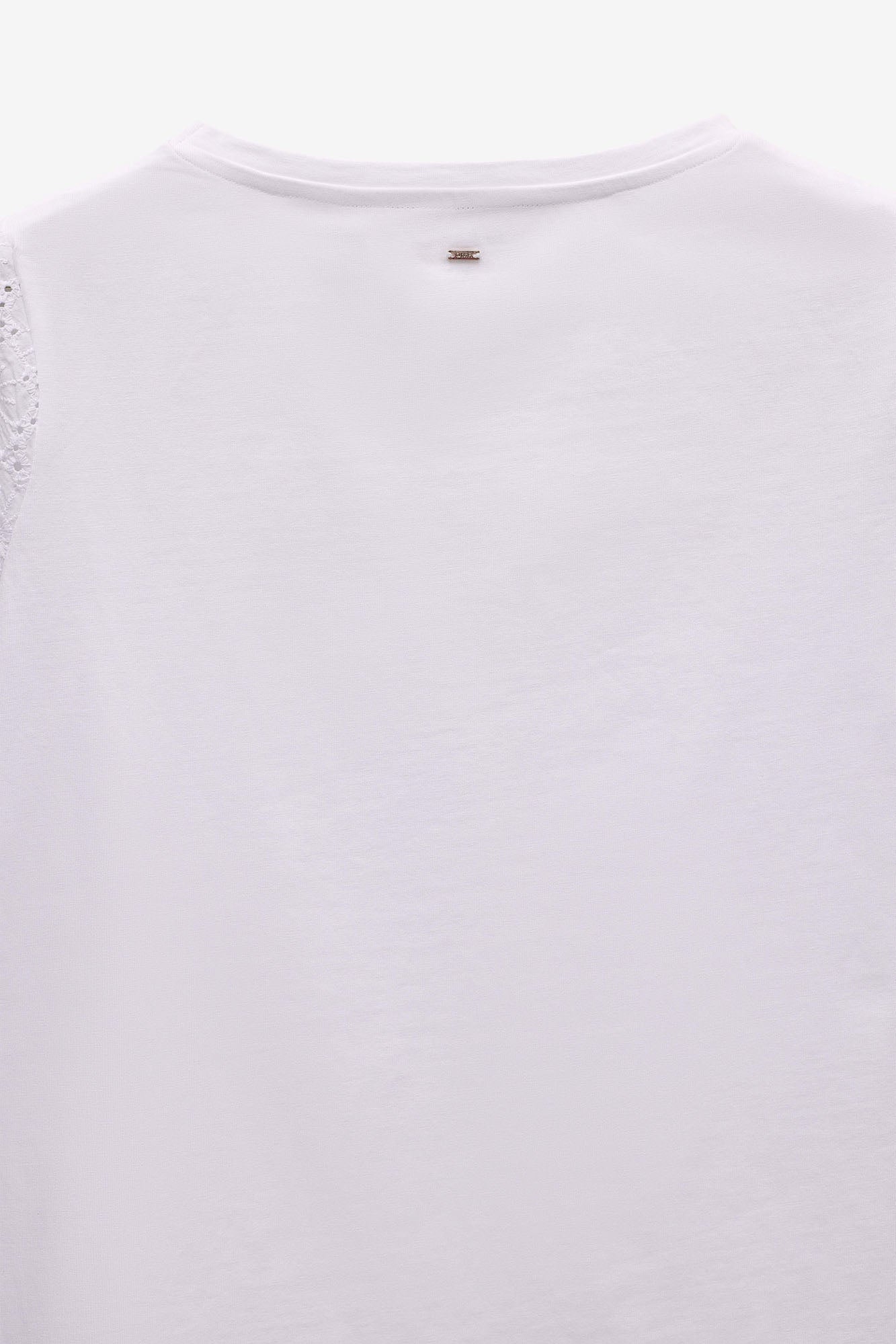 T-SHIRT COM APLICAÇÕES DE RENDA