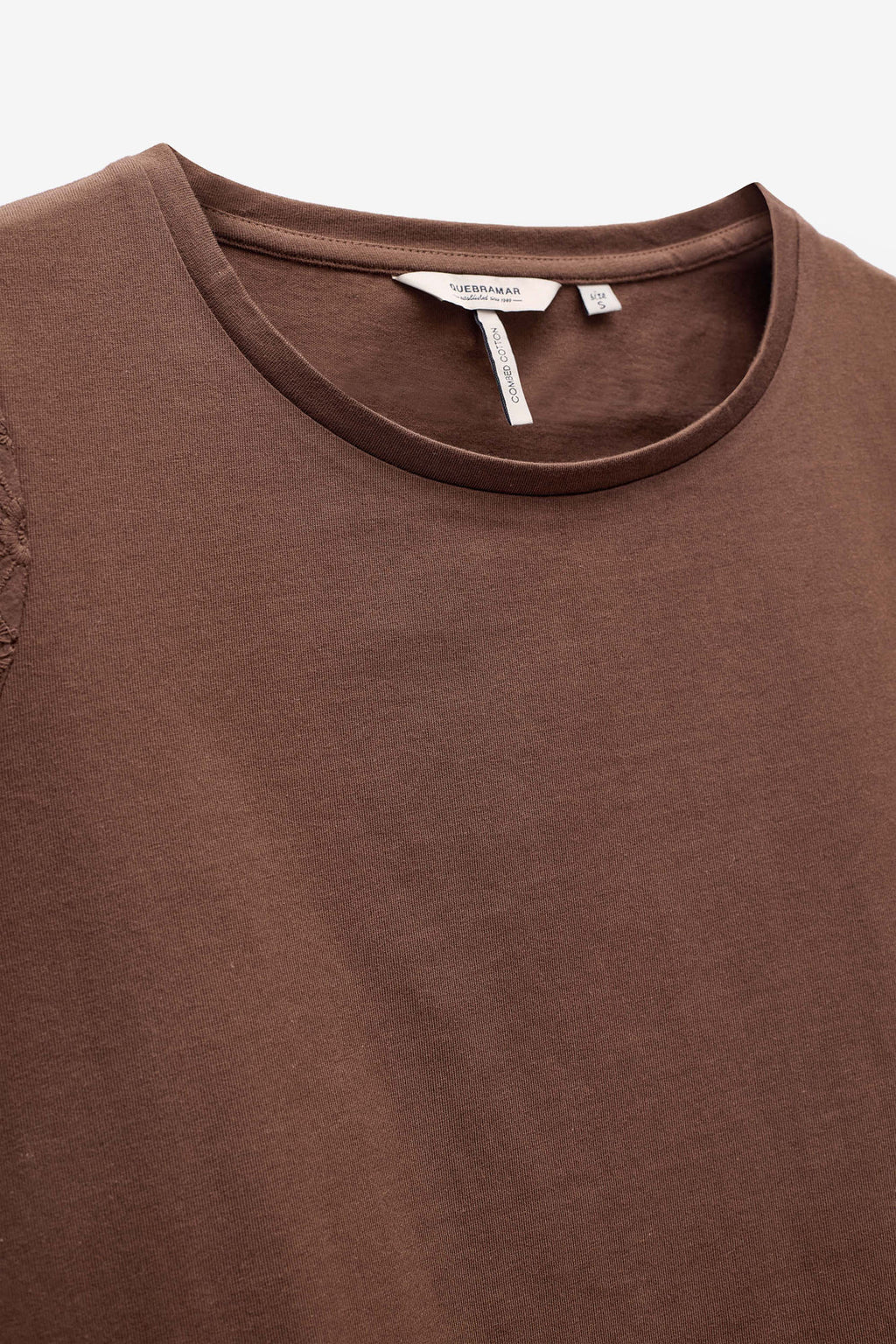 T-SHIRT COM APLICAÇÕES DE RENDA