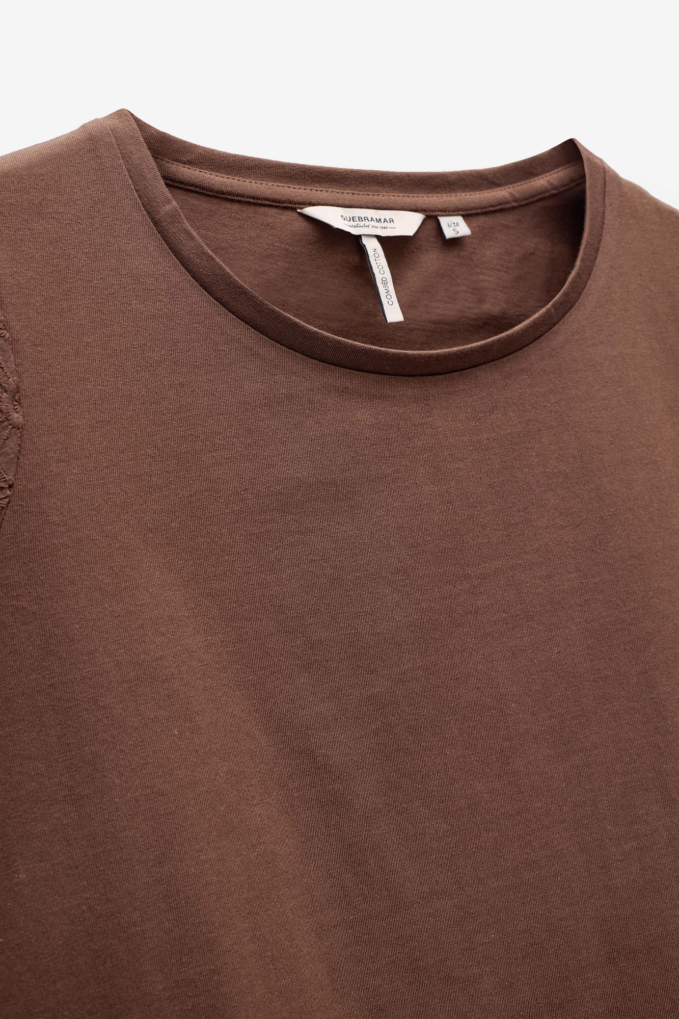 T-SHIRT COM APLICAÇÕES DE RENDA
