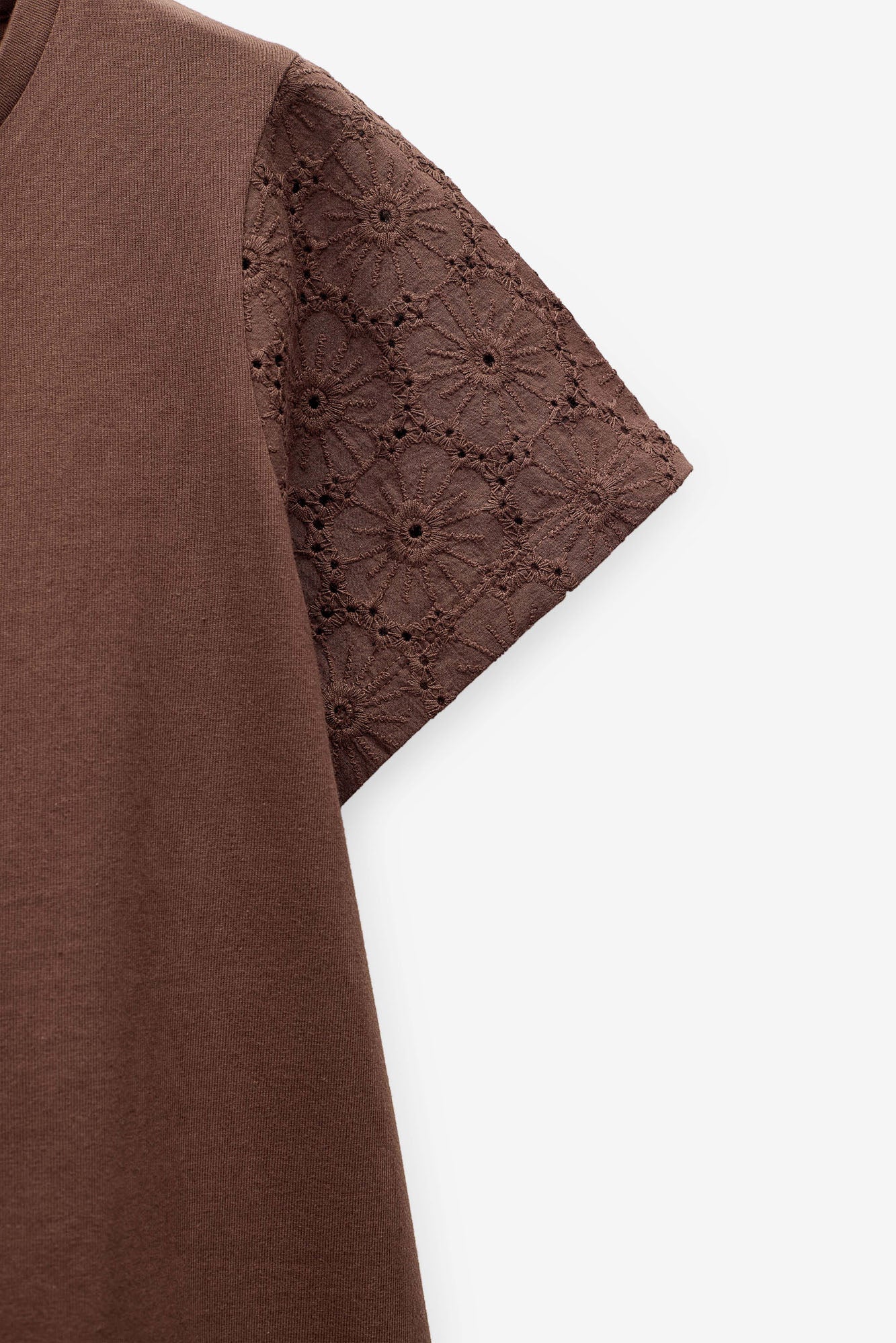 T-SHIRT COM APLICAÇÕES DE RENDA