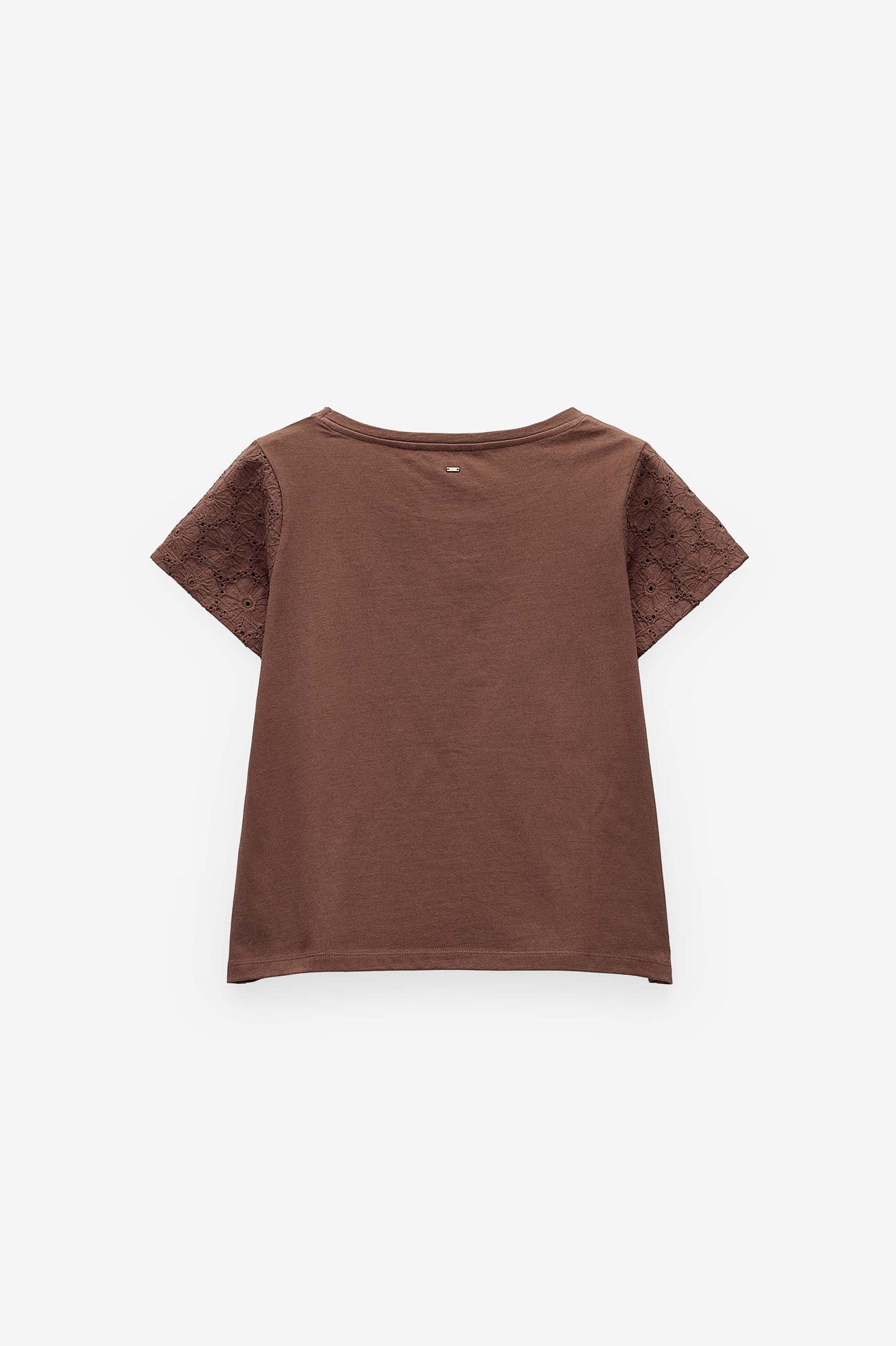 T-SHIRT COM APLICAÇÕES DE RENDA