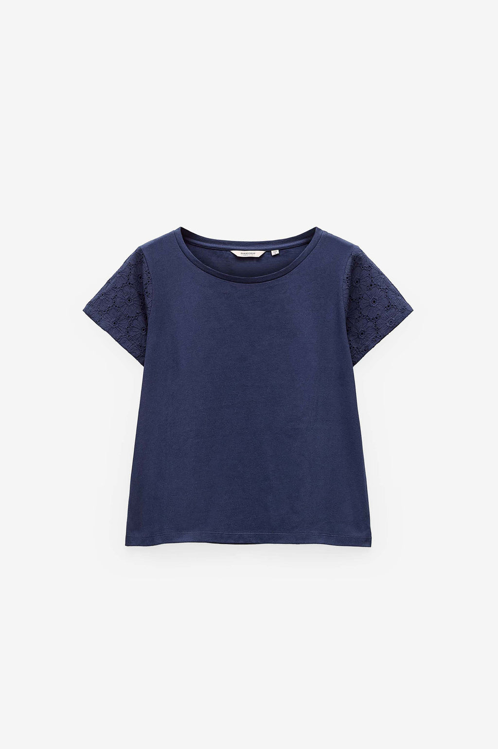 T-SHIRT COM APLICAÇÕES DE RENDA