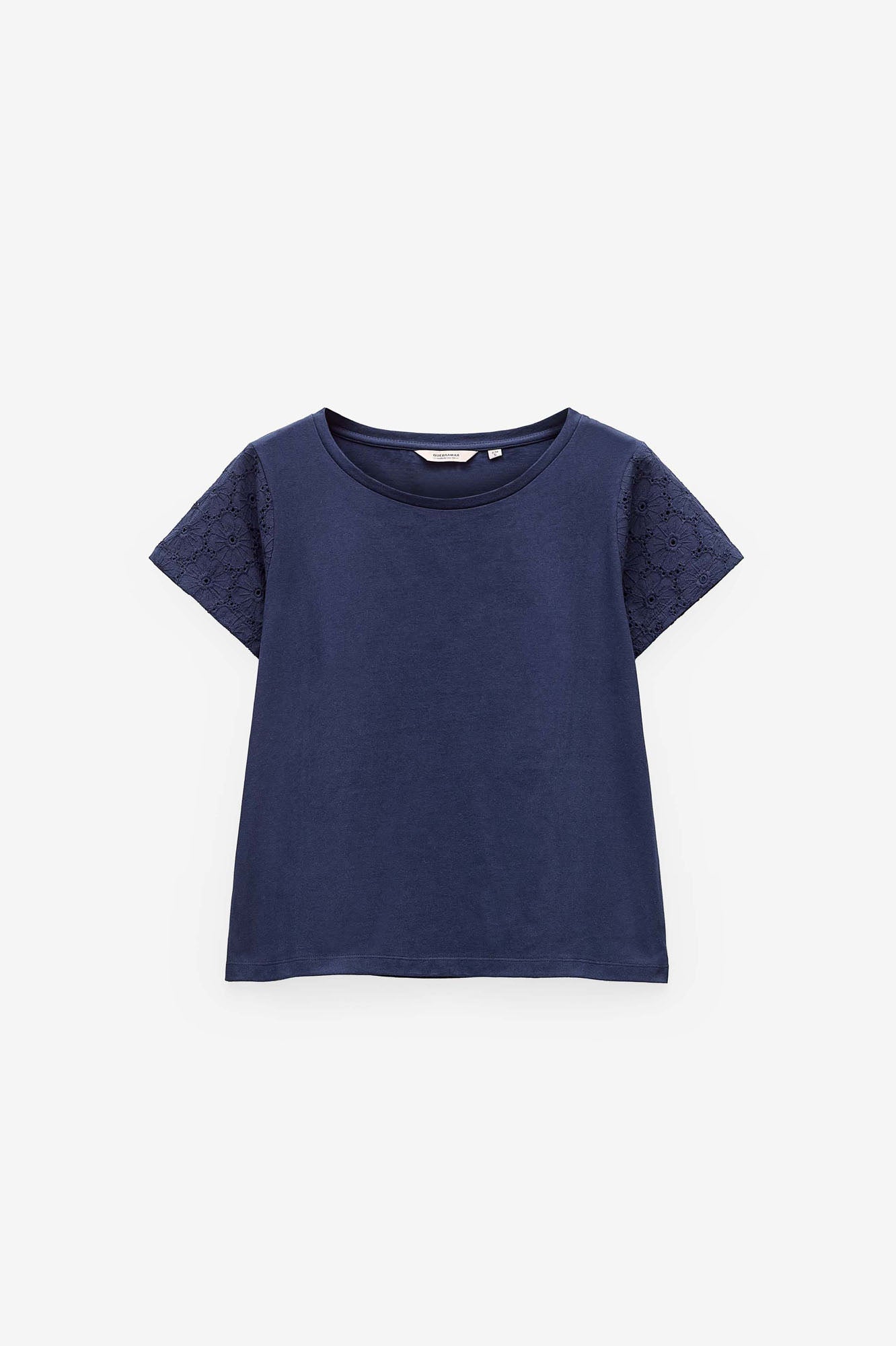 T-SHIRT COM APLICAÇÕES DE RENDA