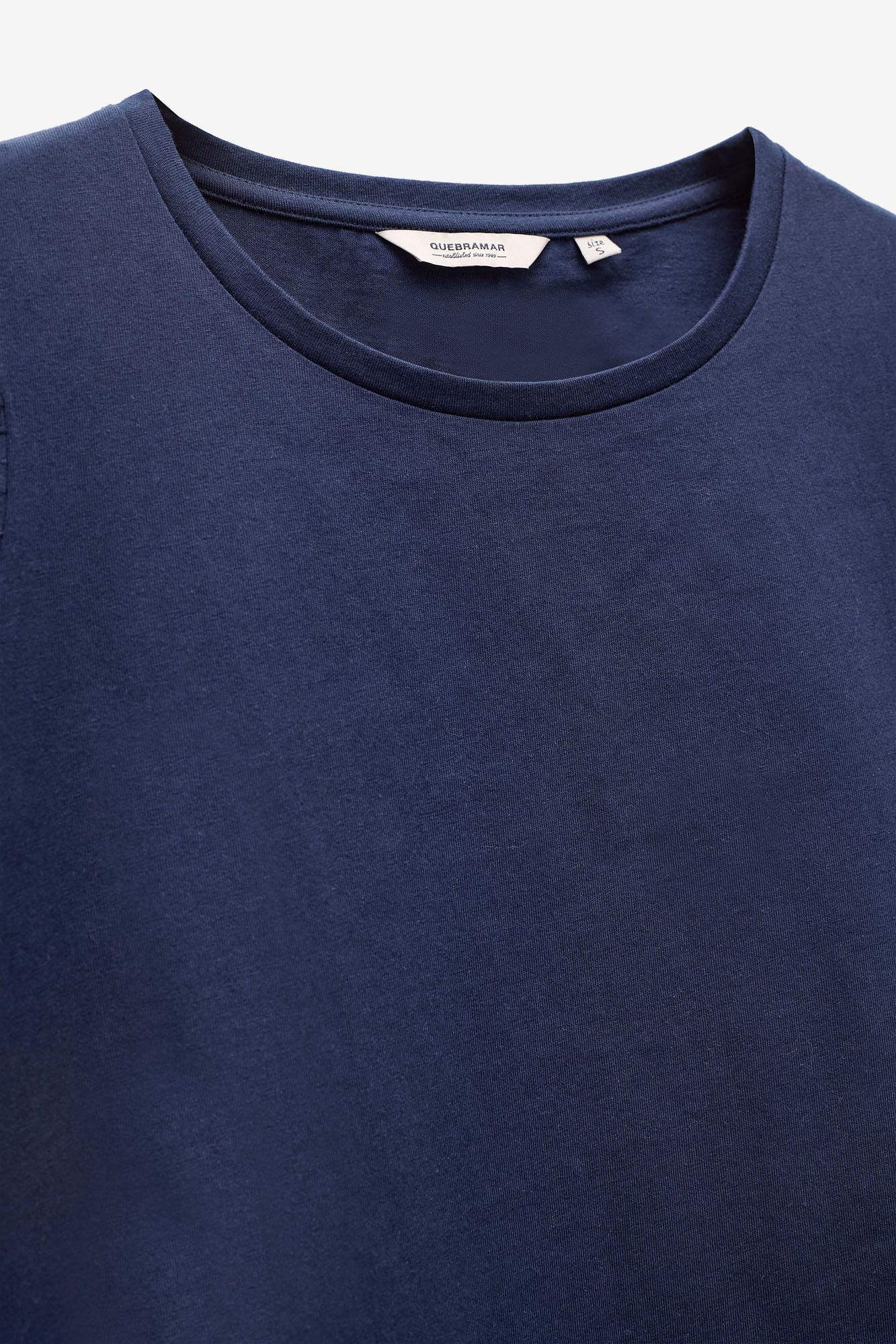 T-SHIRT COM APLICAÇÕES DE RENDA