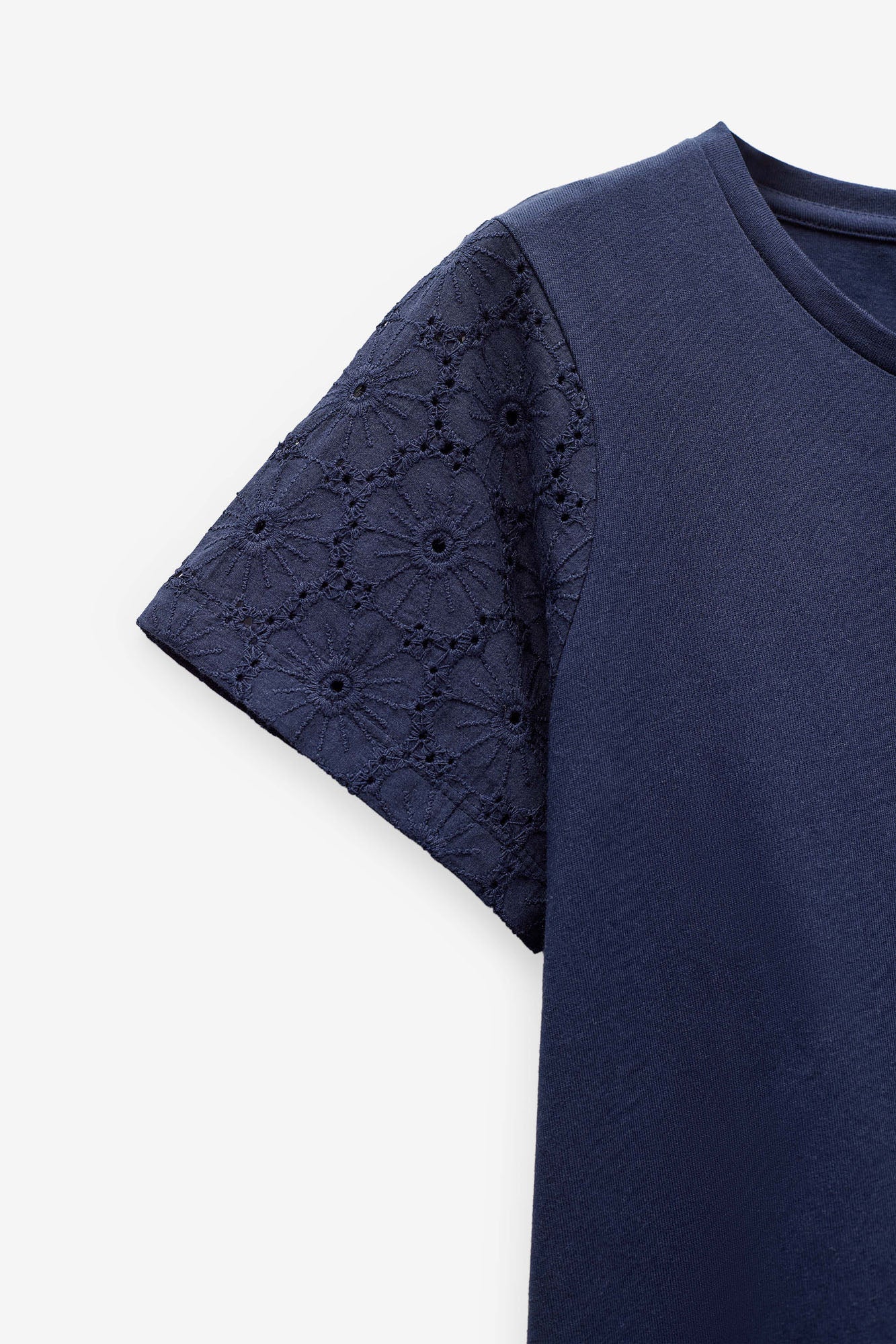 T-SHIRT COM APLICAÇÕES DE RENDA