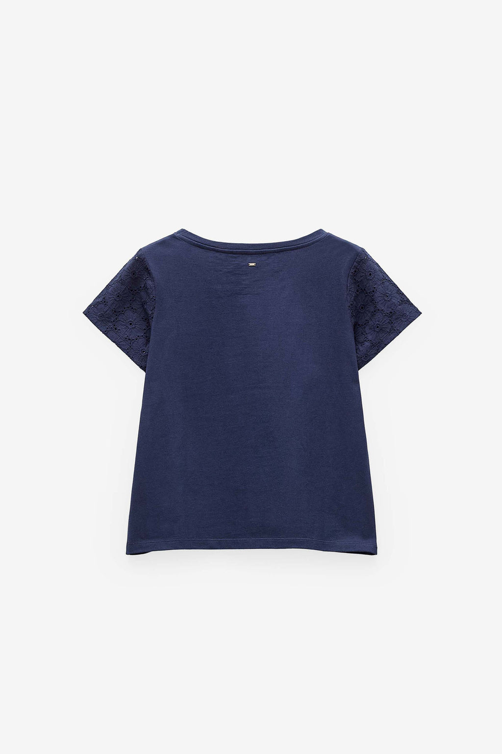 T-SHIRT COM APLICAÇÕES DE RENDA