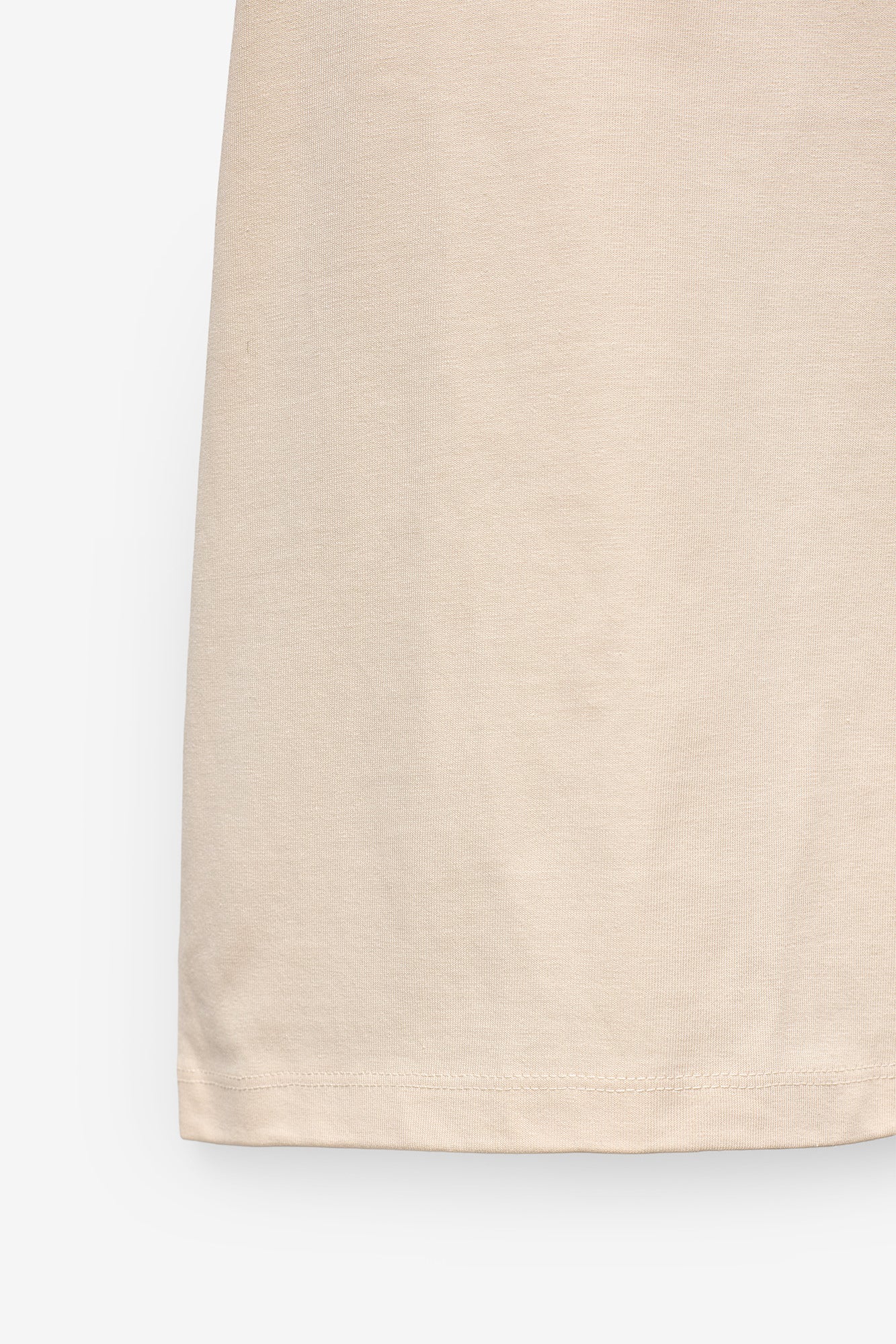 T-SHIRT COM BORDADO E MISSANGAS