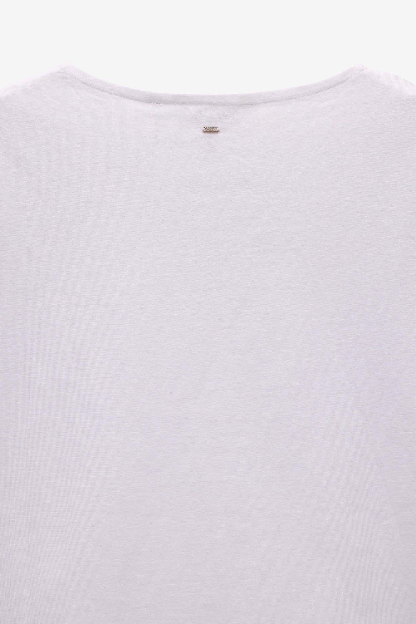 T-SHIRT COM APLICAÇÃO FITA DE REN