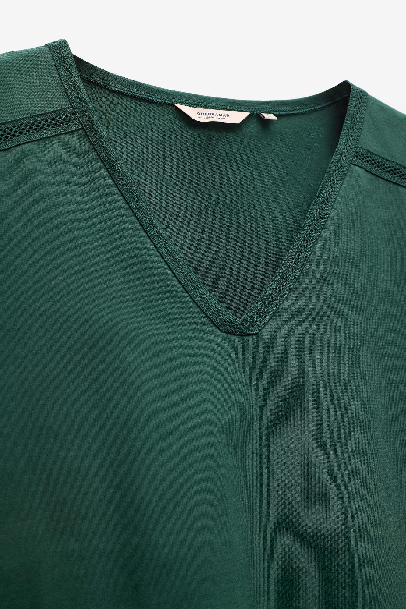 T-SHIRT COM APLICAÇÃO FITA DE REN