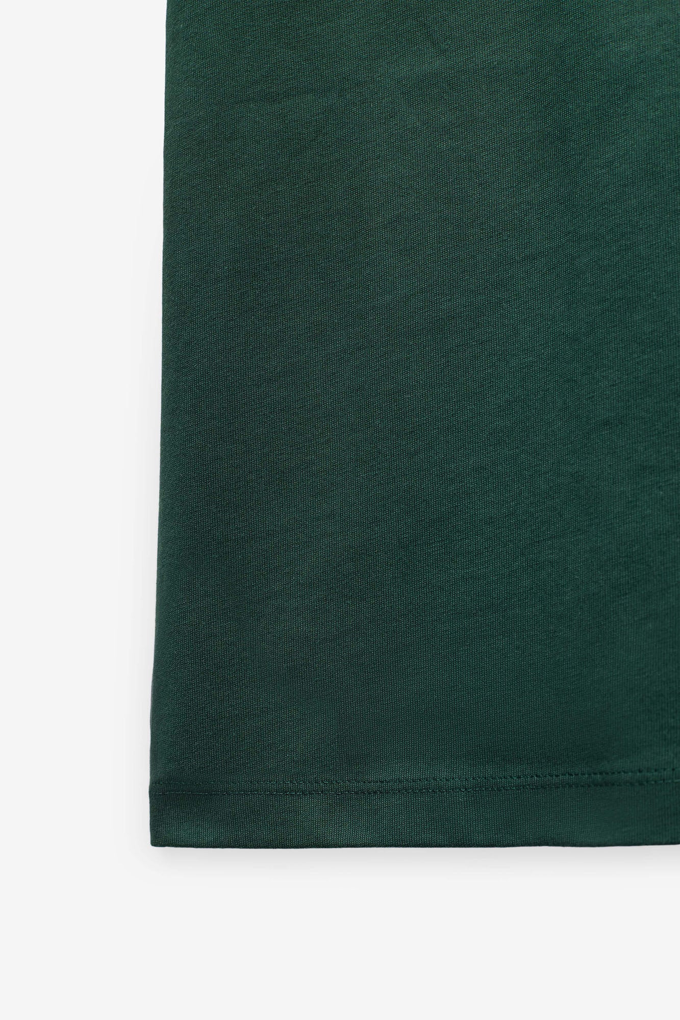 T-SHIRT COM APLICAÇÃO FITA DE REN