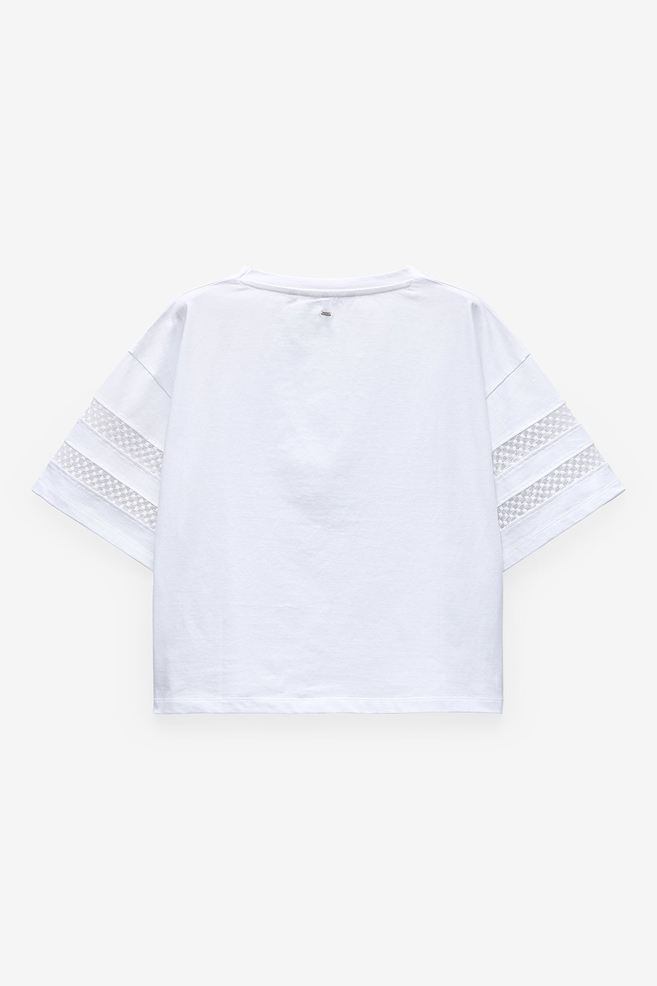 T-SHIRT COM APLICAÇÃO RENDA NAS MANGAS