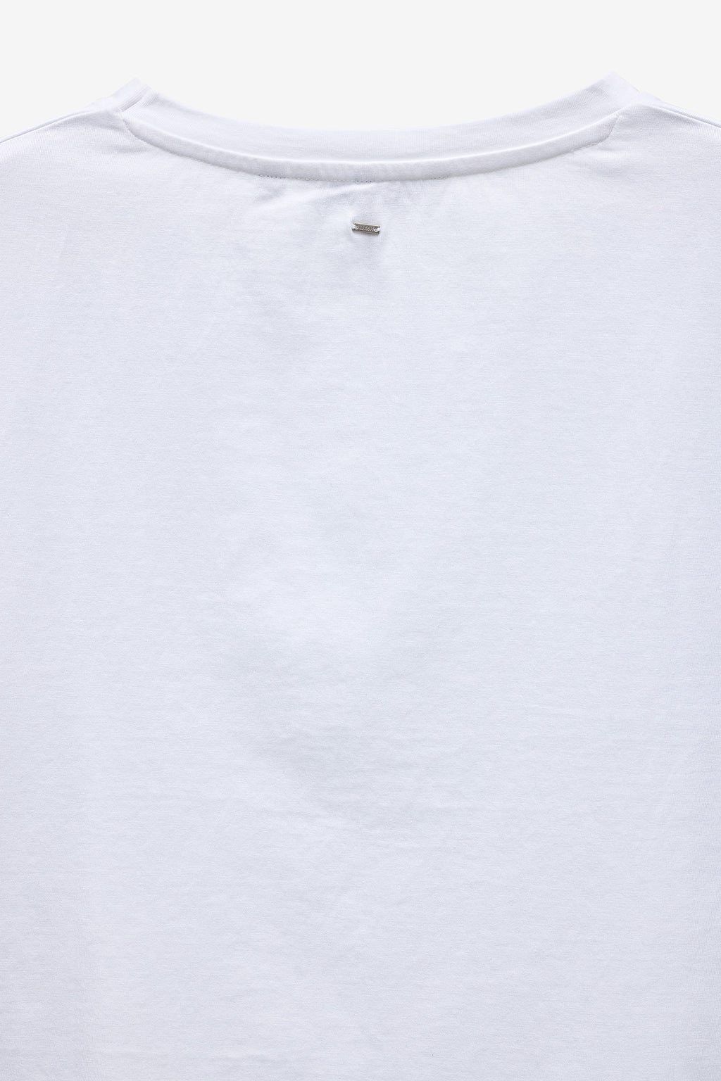 T-SHIRT COM APLICAÇÃO RENDA NAS MANGAS