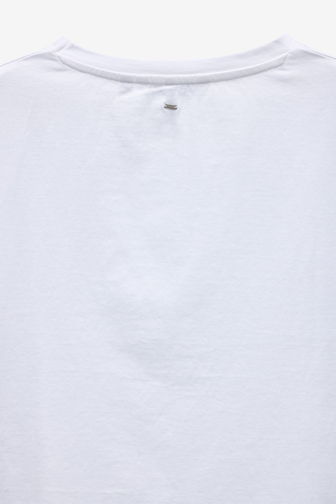 T-SHIRT COM APLICAÇÃO RENDA NAS MANGAS