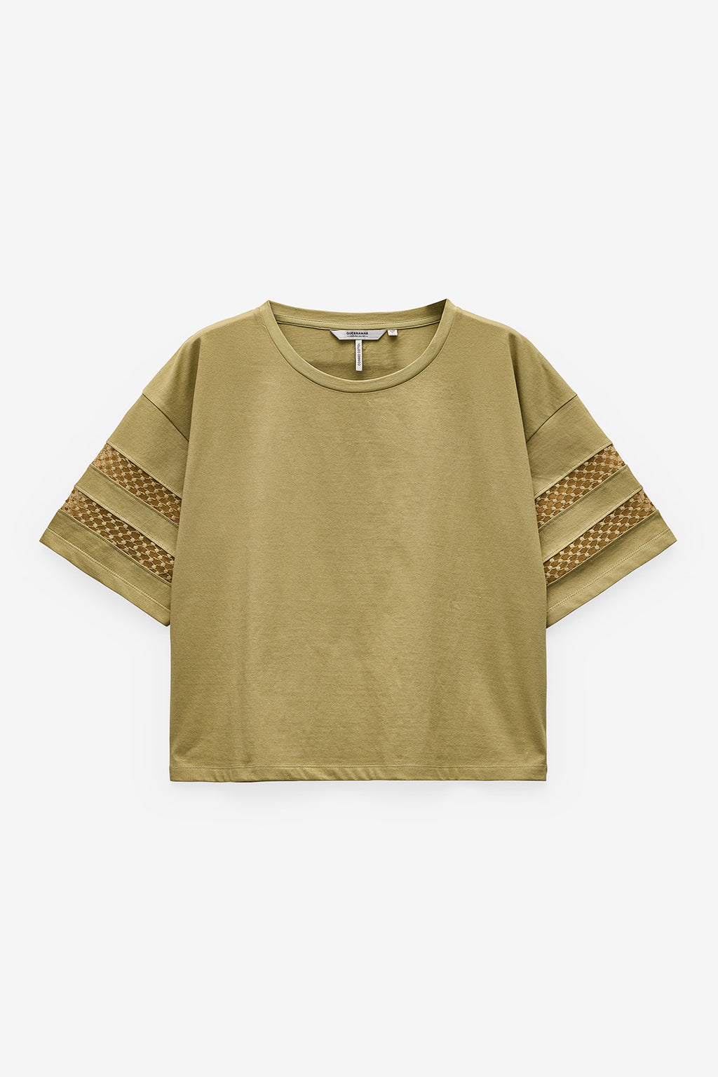 T-SHIRT COM APLICAÇÃO RENDA NAS MANGAS