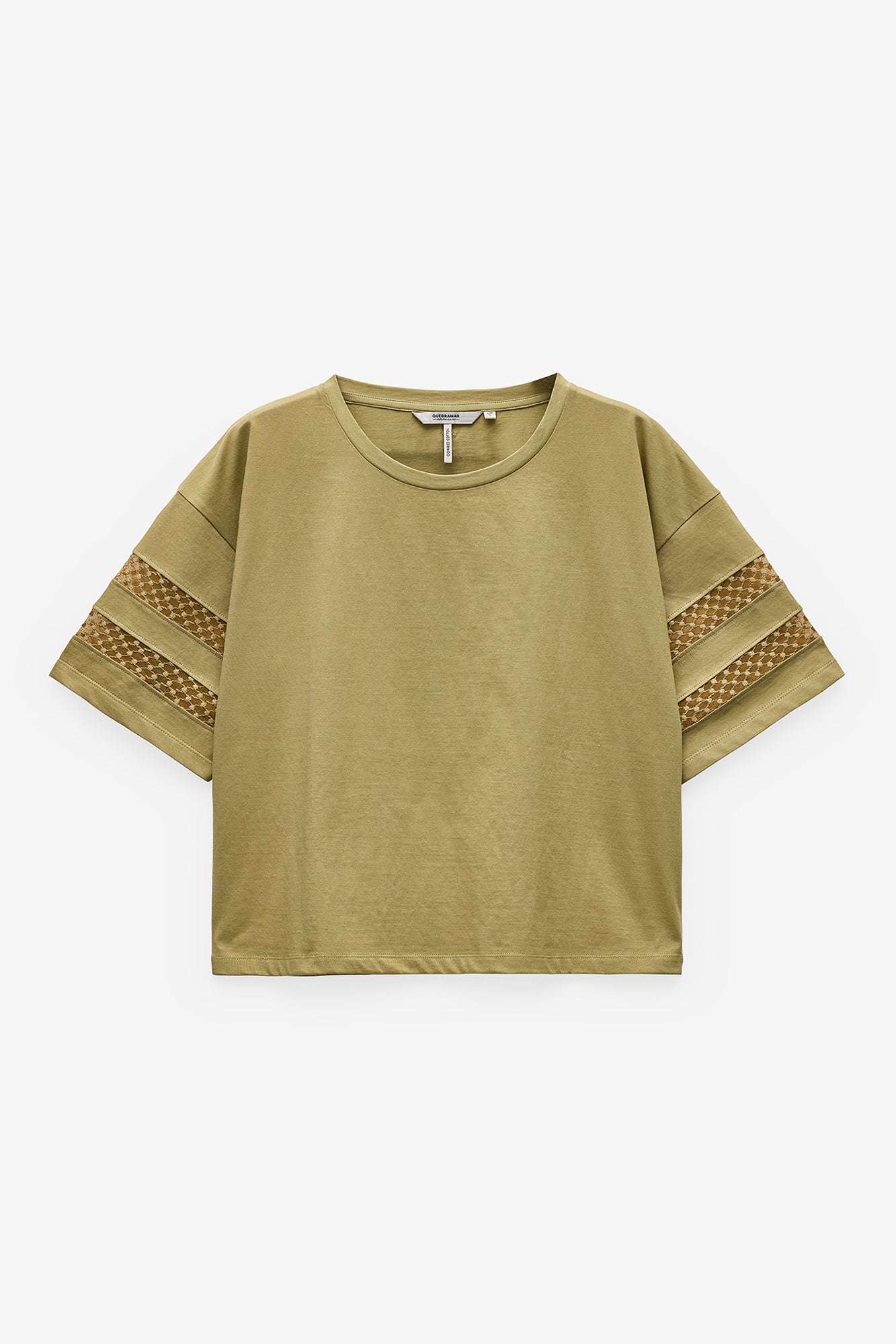 T-SHIRT COM APLICAÇÃO RENDA NAS MANGAS