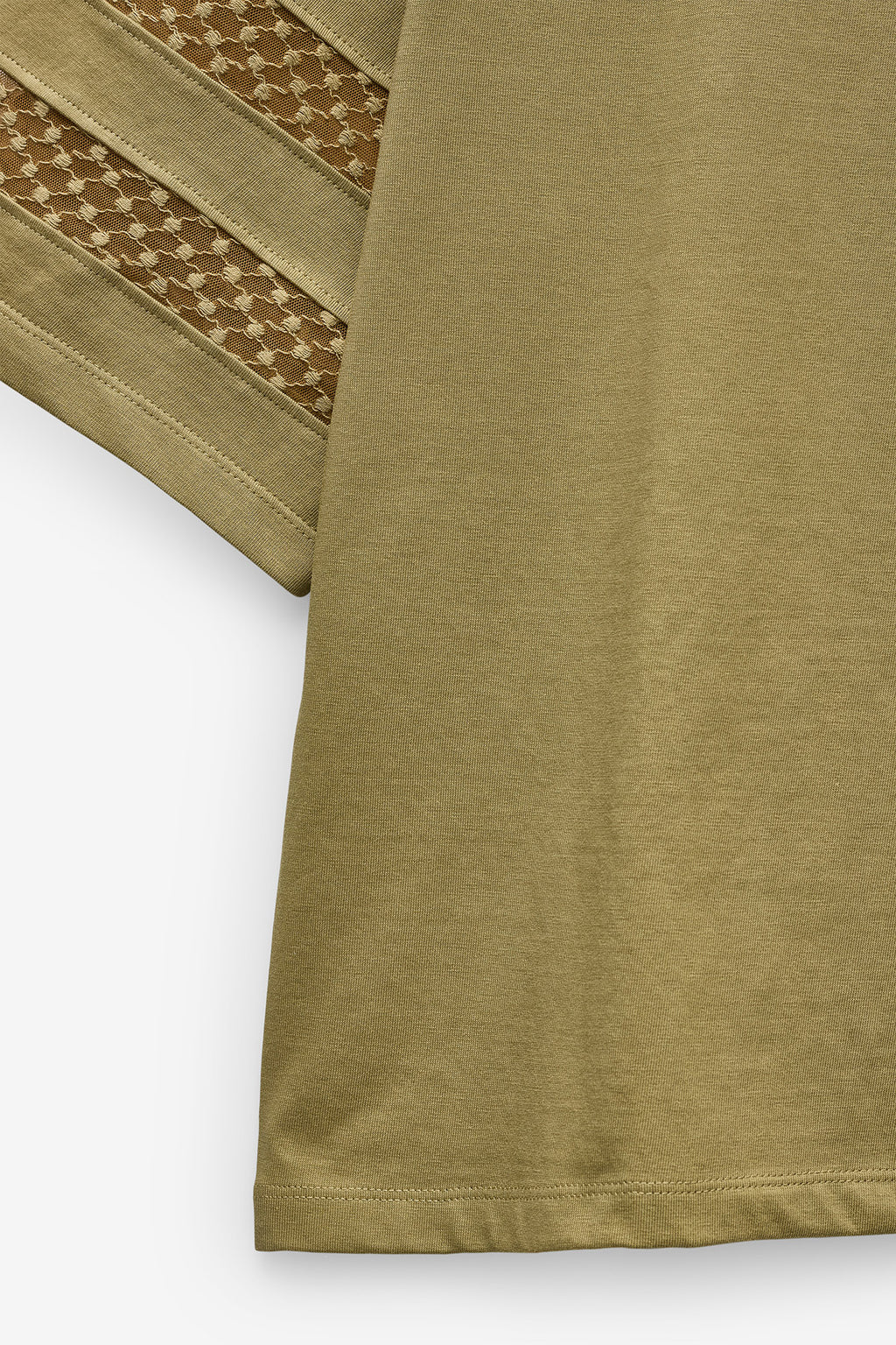 T-SHIRT COM APLICAÇÃO RENDA NAS MANGAS