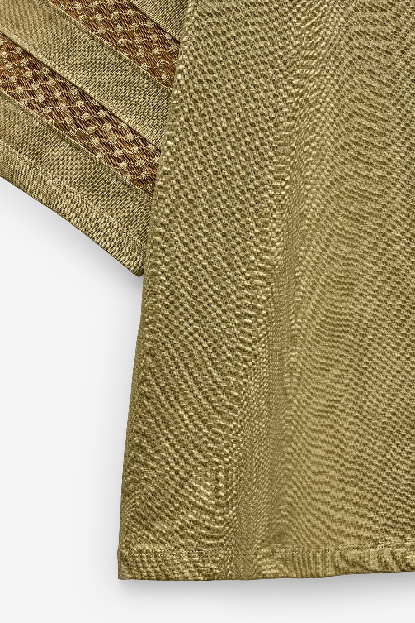 T-SHIRT COM APLICAÇÃO RENDA NAS MANGAS