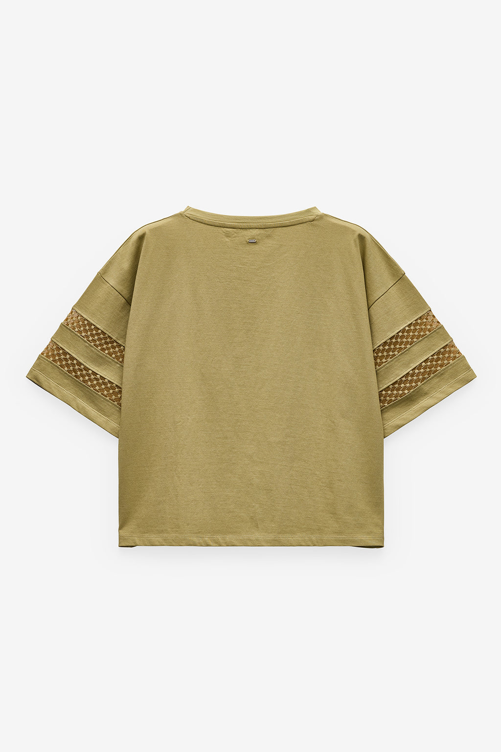 T-SHIRT COM APLICAÇÃO RENDA NAS MANGAS