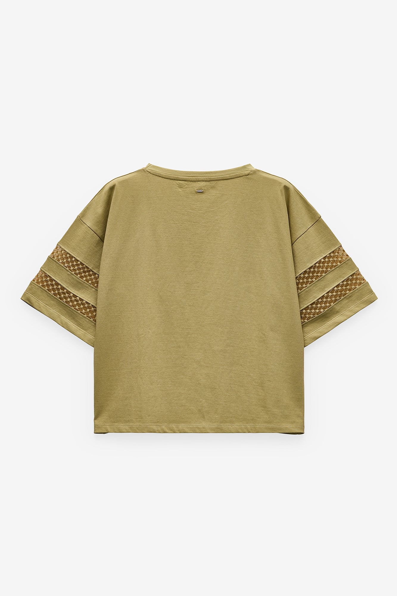 T-SHIRT COM APLICAÇÃO RENDA NAS MANGAS