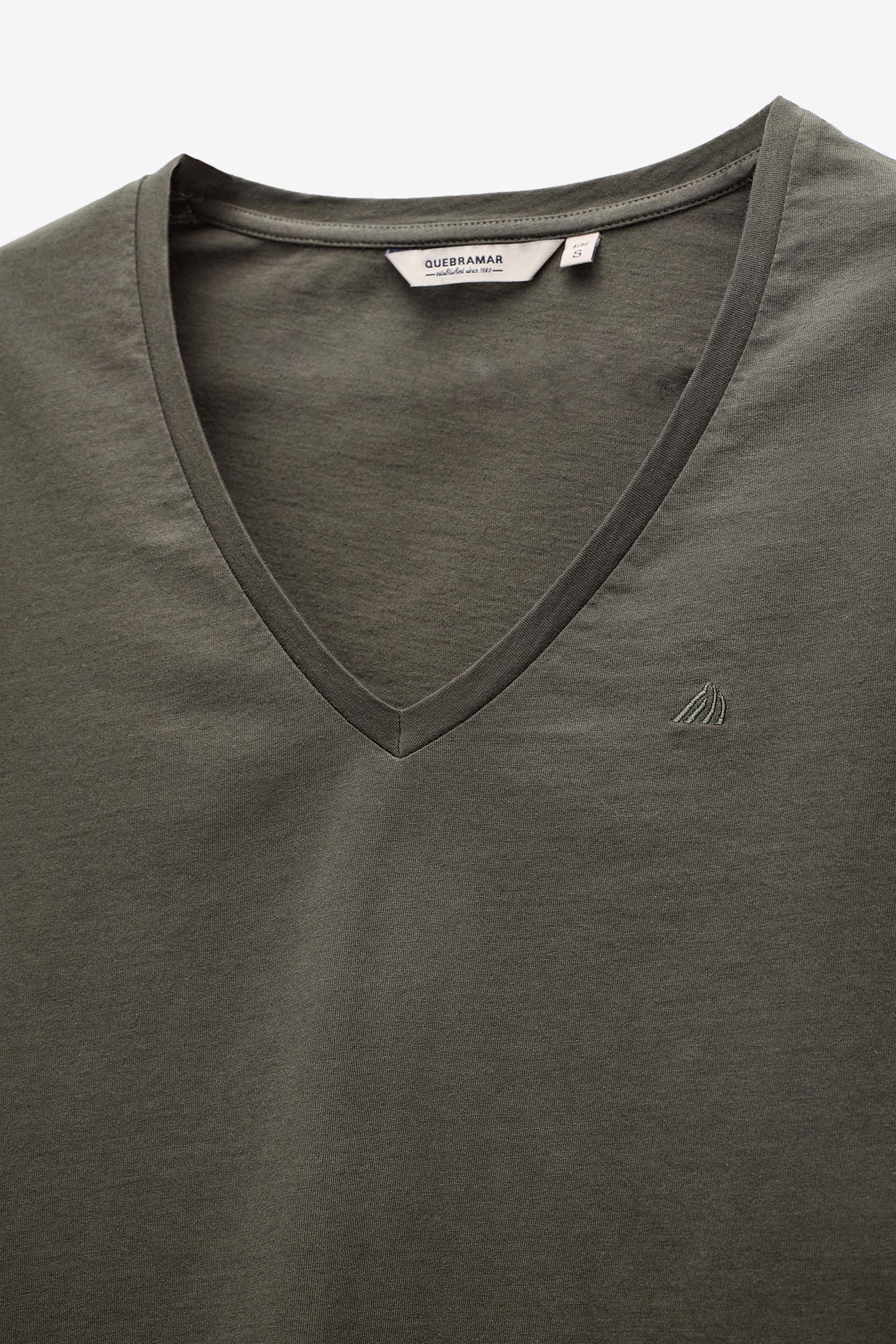 T-SHIRT ESSENTIAL DECOTE EM V
